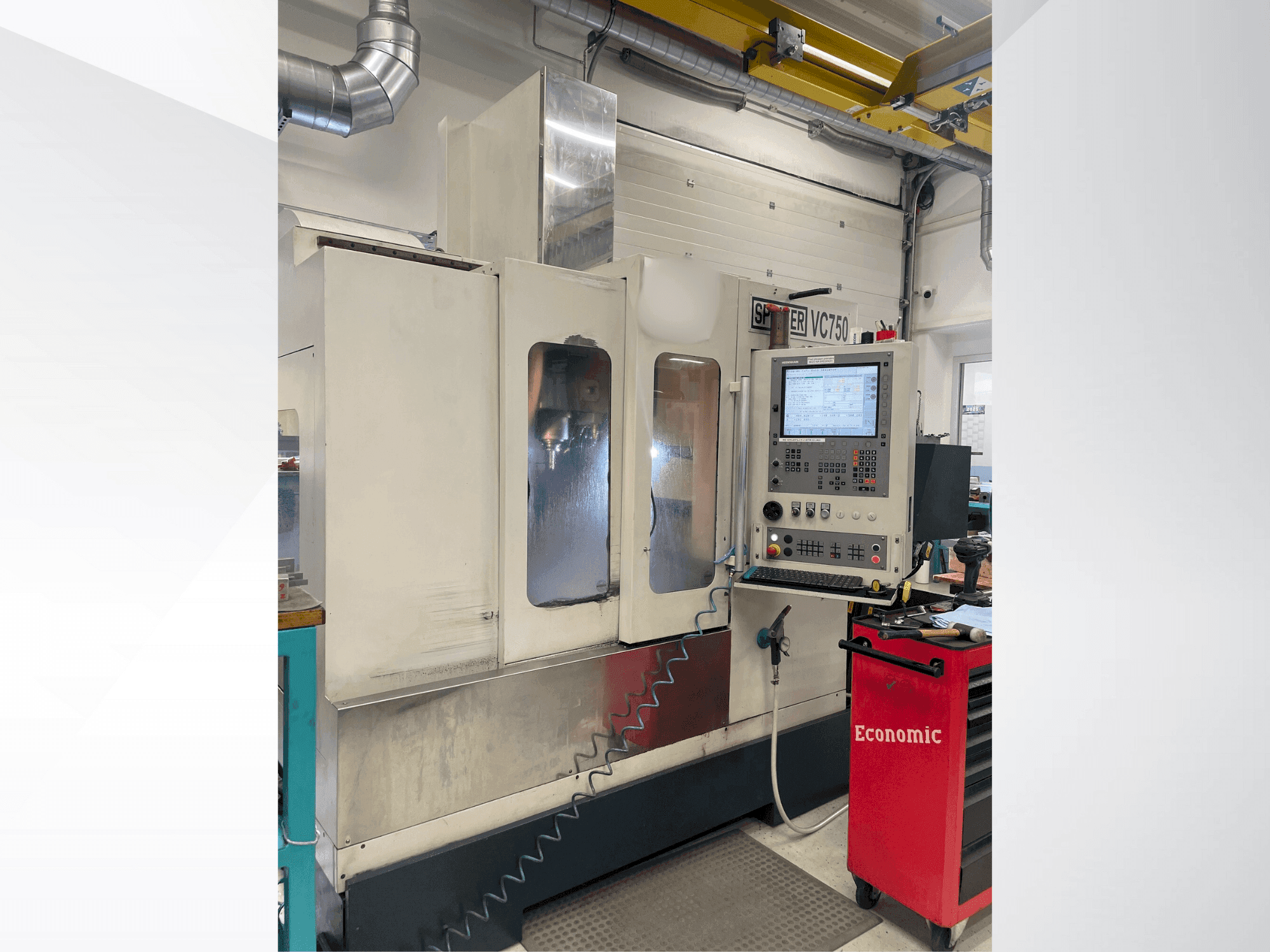 Čelní pohled na SPINNER VC 750 stroj