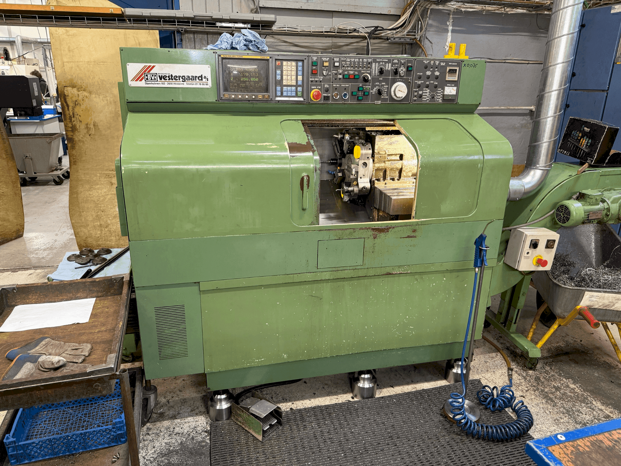 Čelní pohled na NAKAMURA TMC-15 stroj