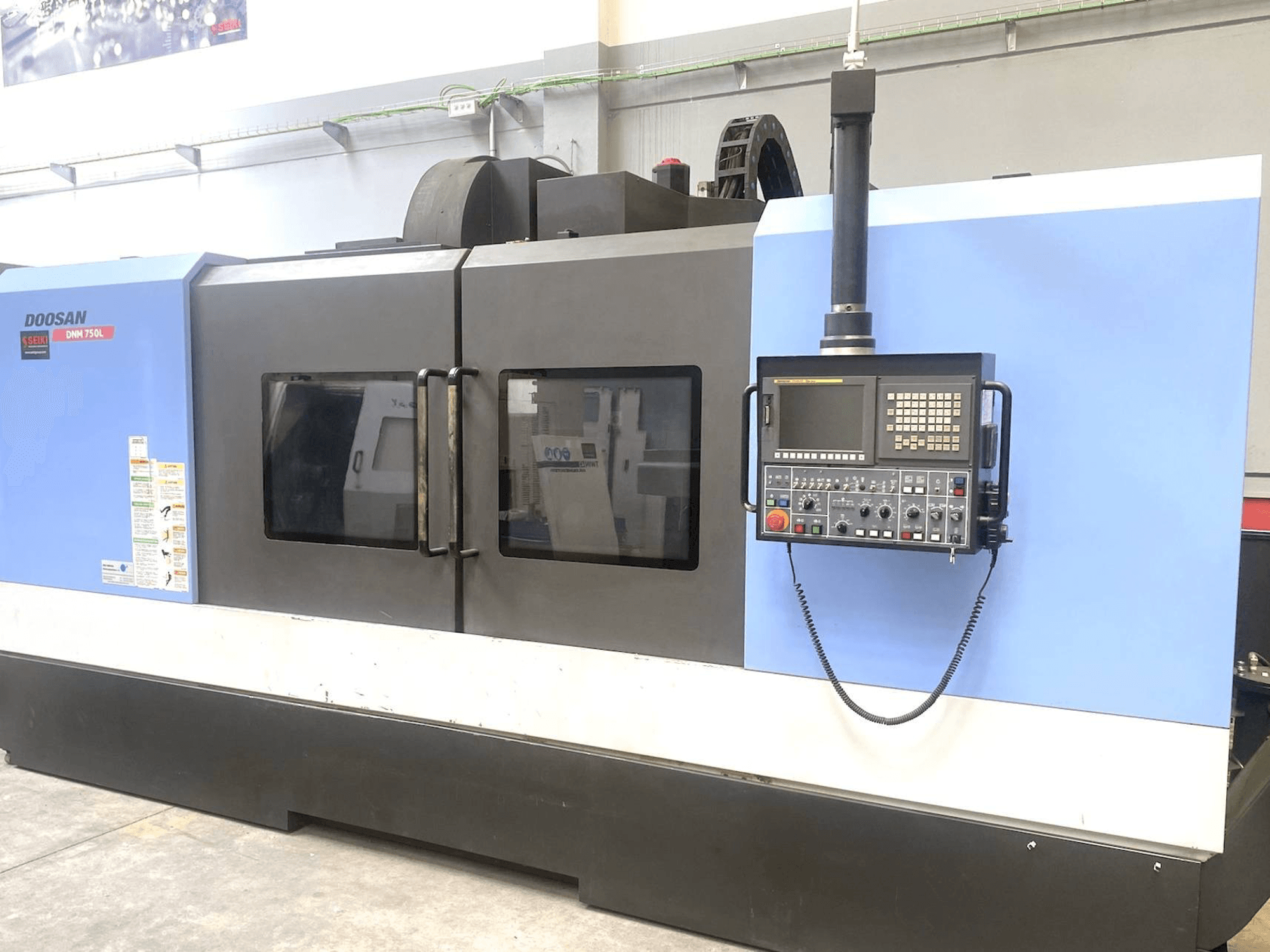 Čelní pohled na Doosan DNM 750L stroj
