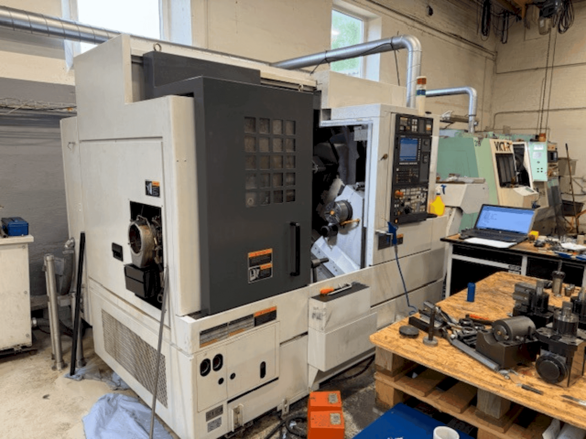 Čelní pohled na MORI SEIKI NL 2000 SY/500 stroj