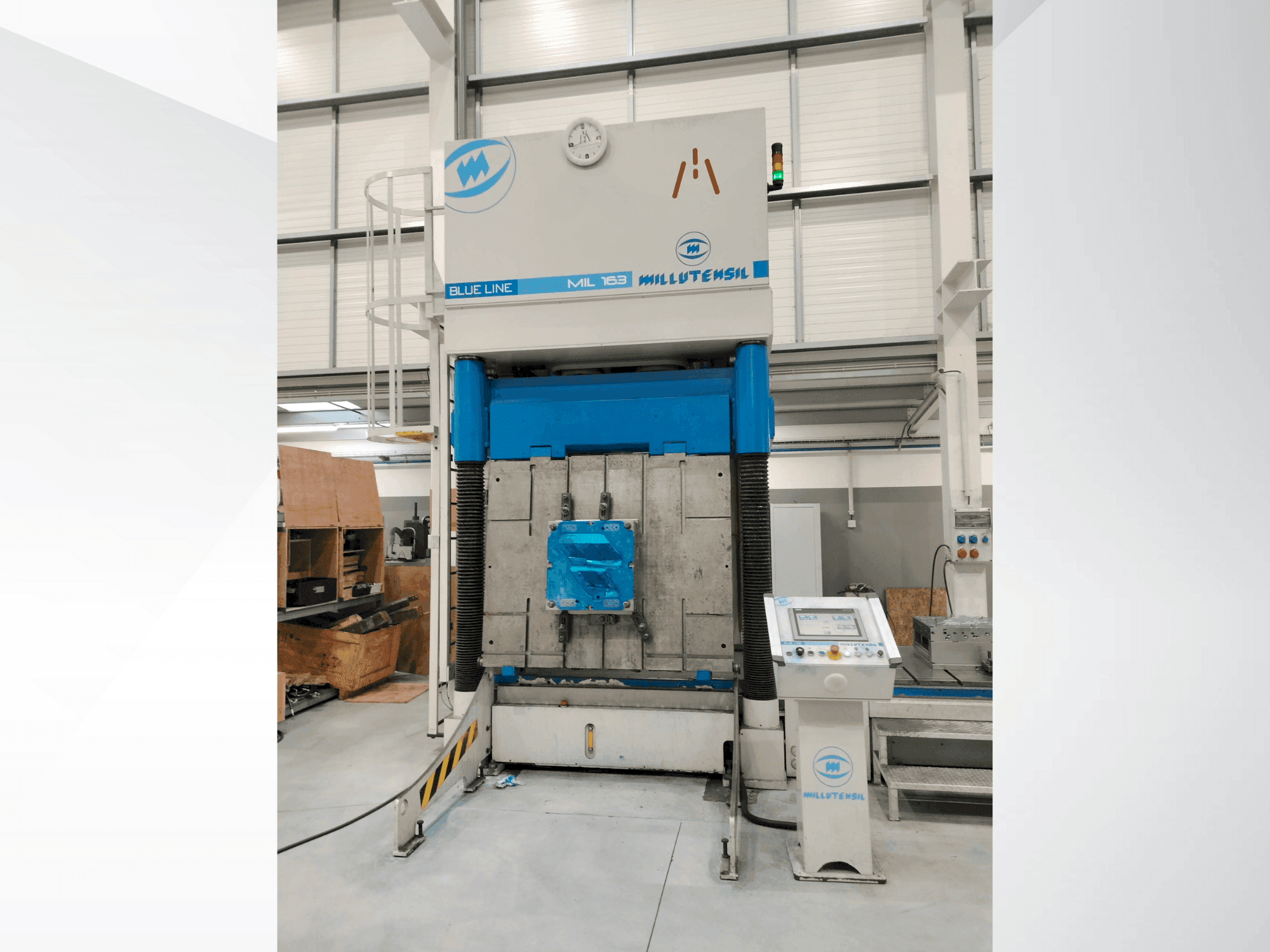 Čelní pohled na MILLUTENSIL MIL 163 stroj