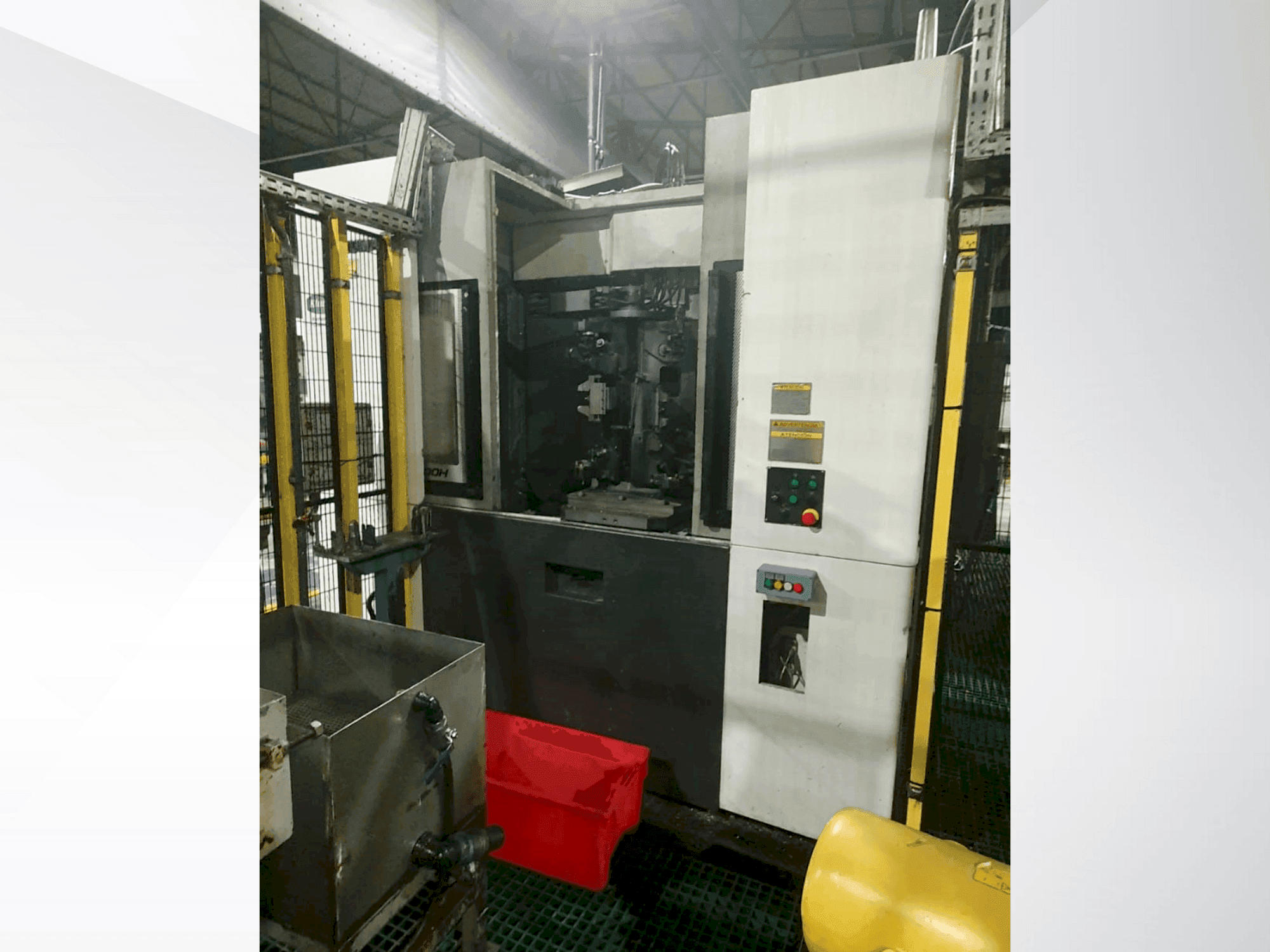 Čelní pohled na Okuma MB-5000H stroj