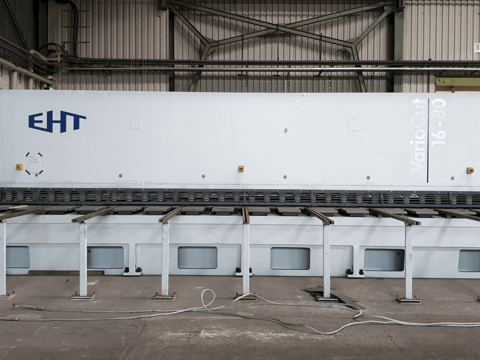 Čelní pohled na EHT VarioCut 16-80 stroj