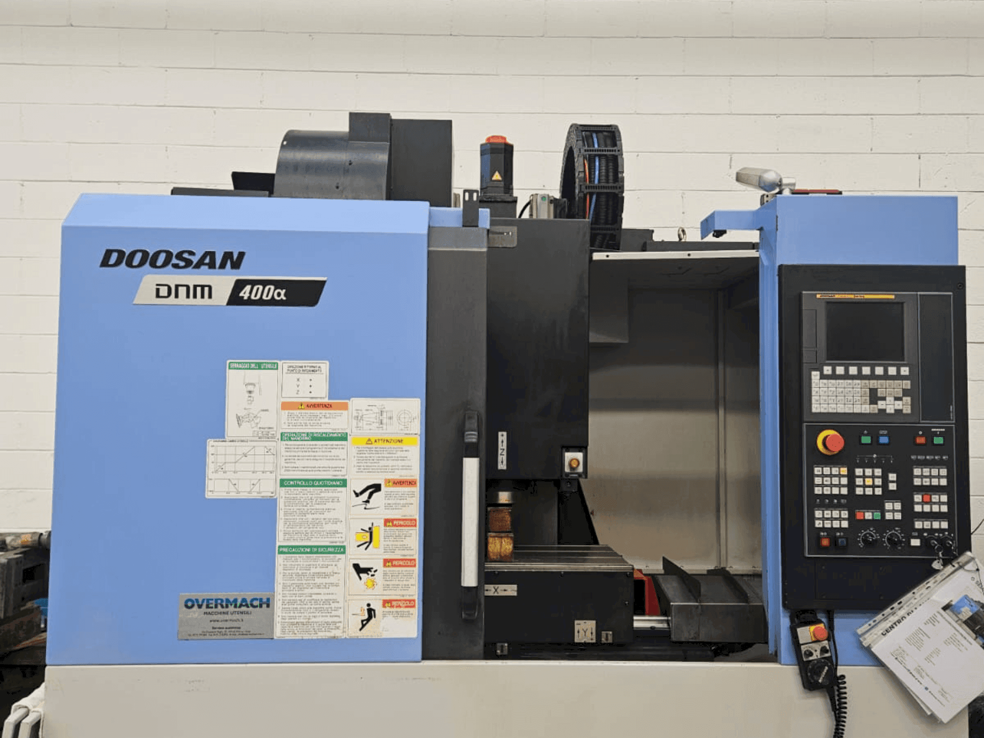 Čelní pohled na DOOSAN DNM 400 alpha stroj