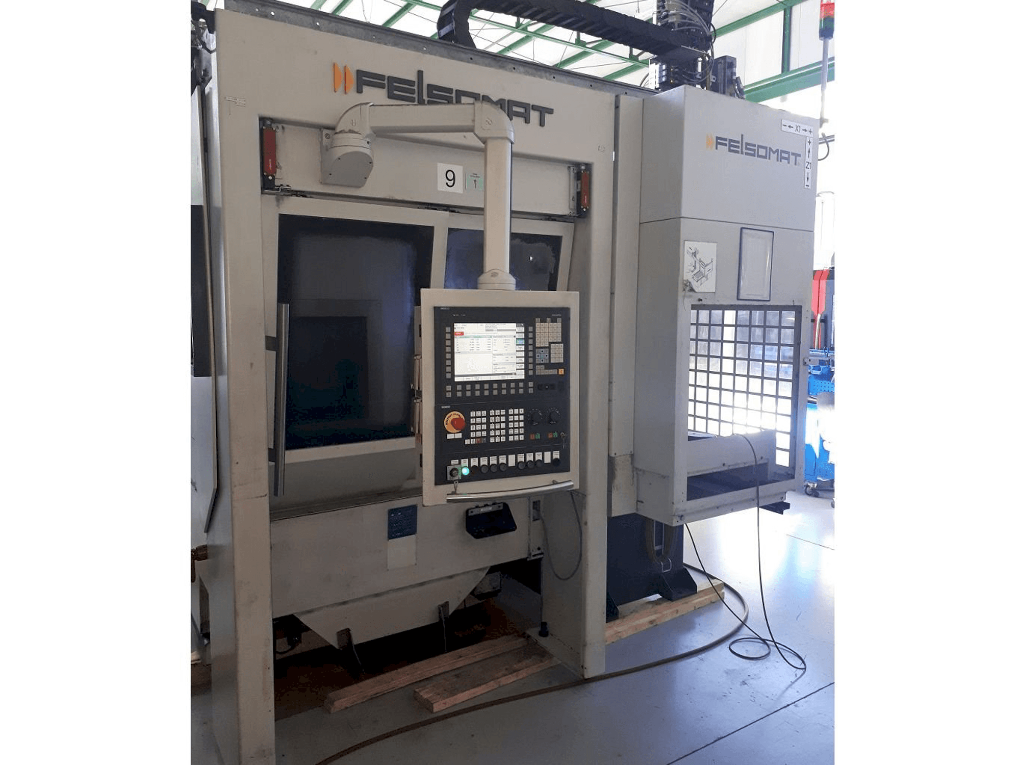 Čelní pohled na Felsomat FTC 160 stroj