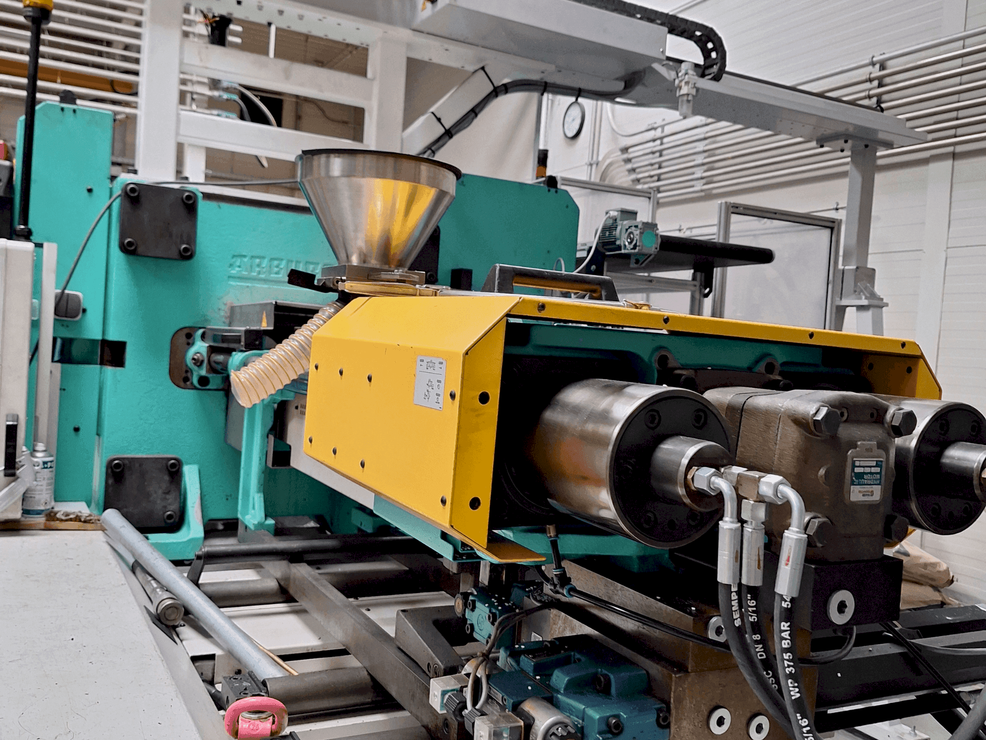 Čelní pohled na Arburg 630 S 2500-675 stroj