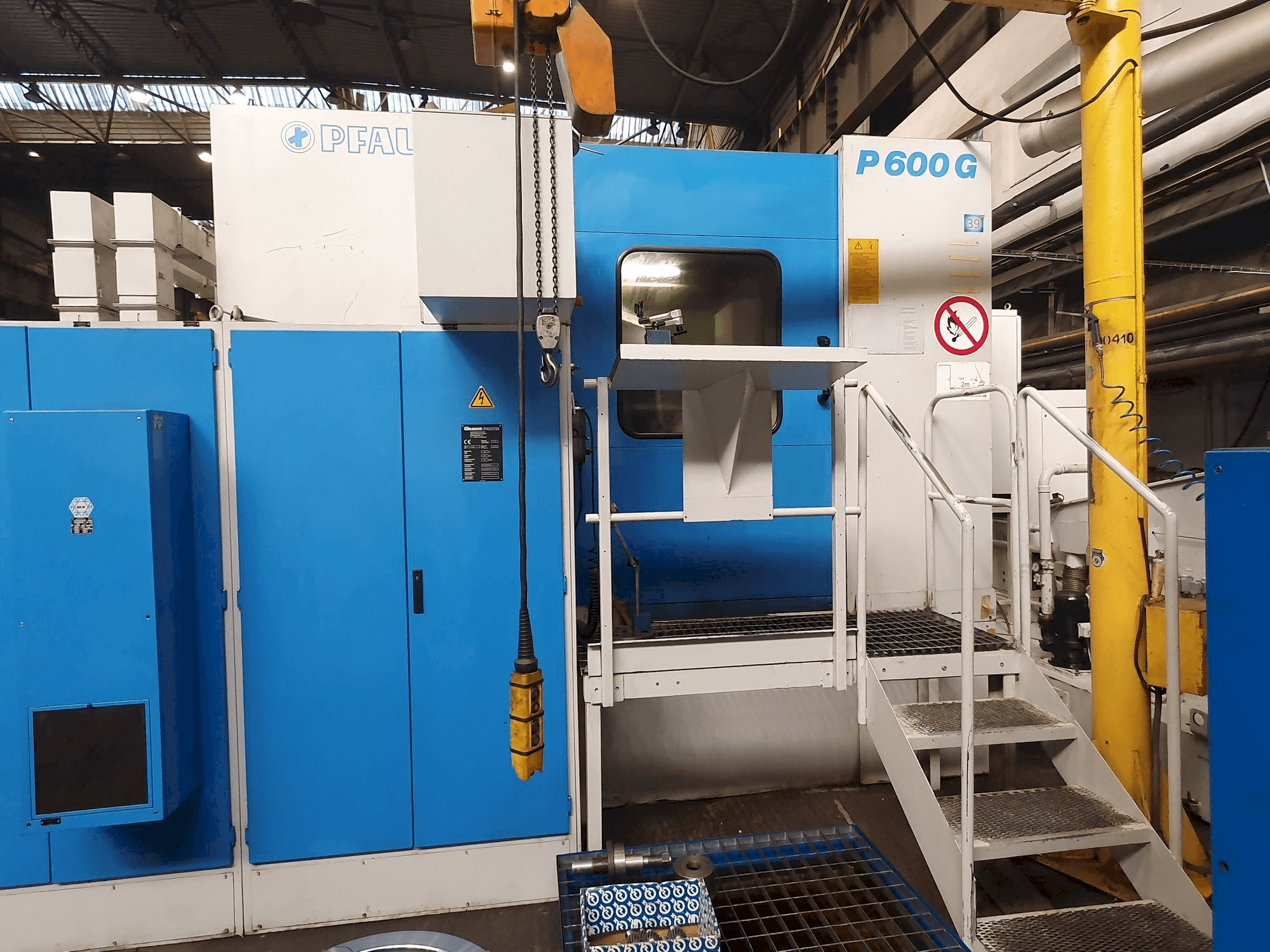 Čelní pohled na Gleason PFAUTER P 600G stroj