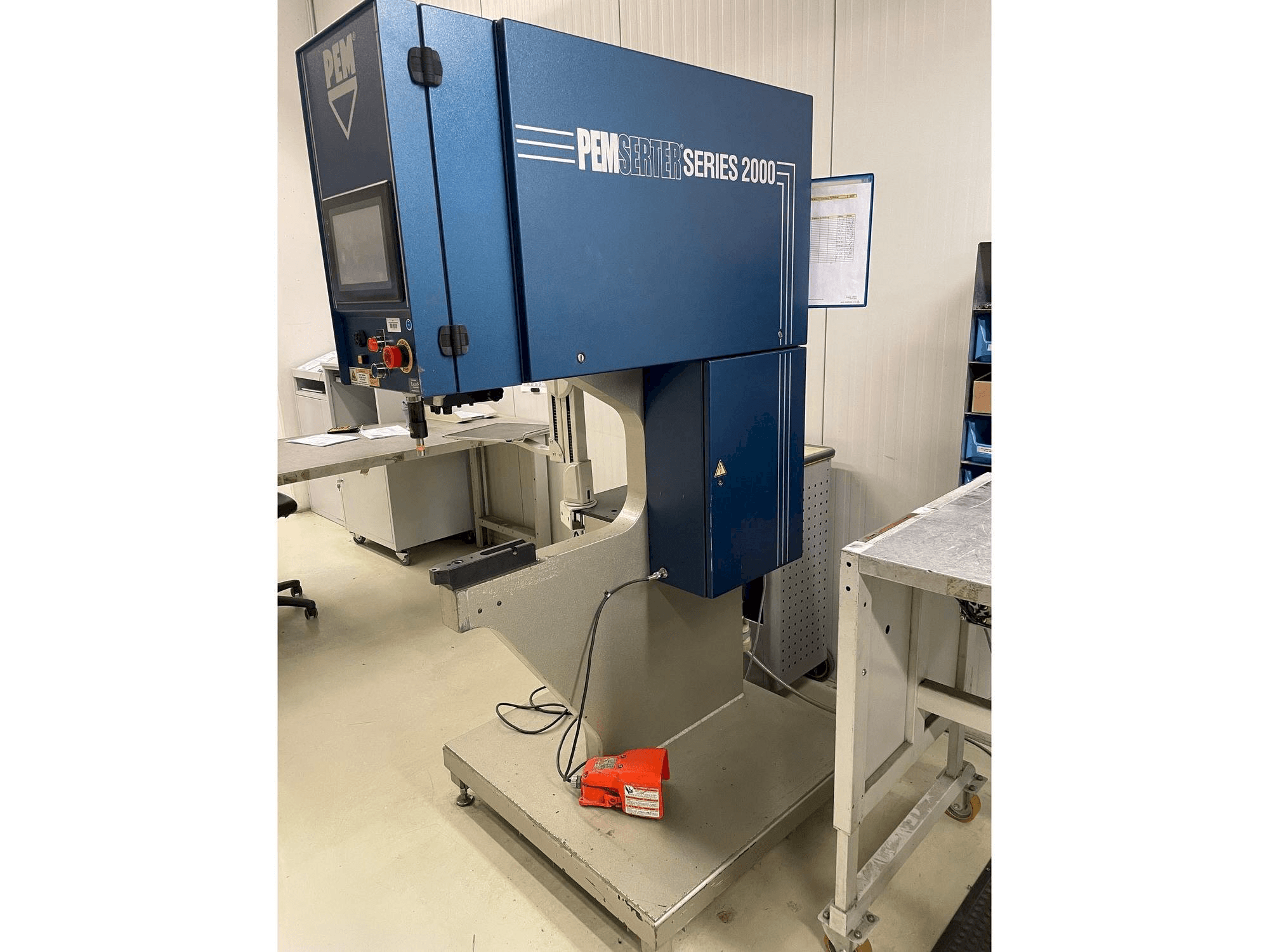 Čelní pohled na PEM-SERTER Series 2000A stroj