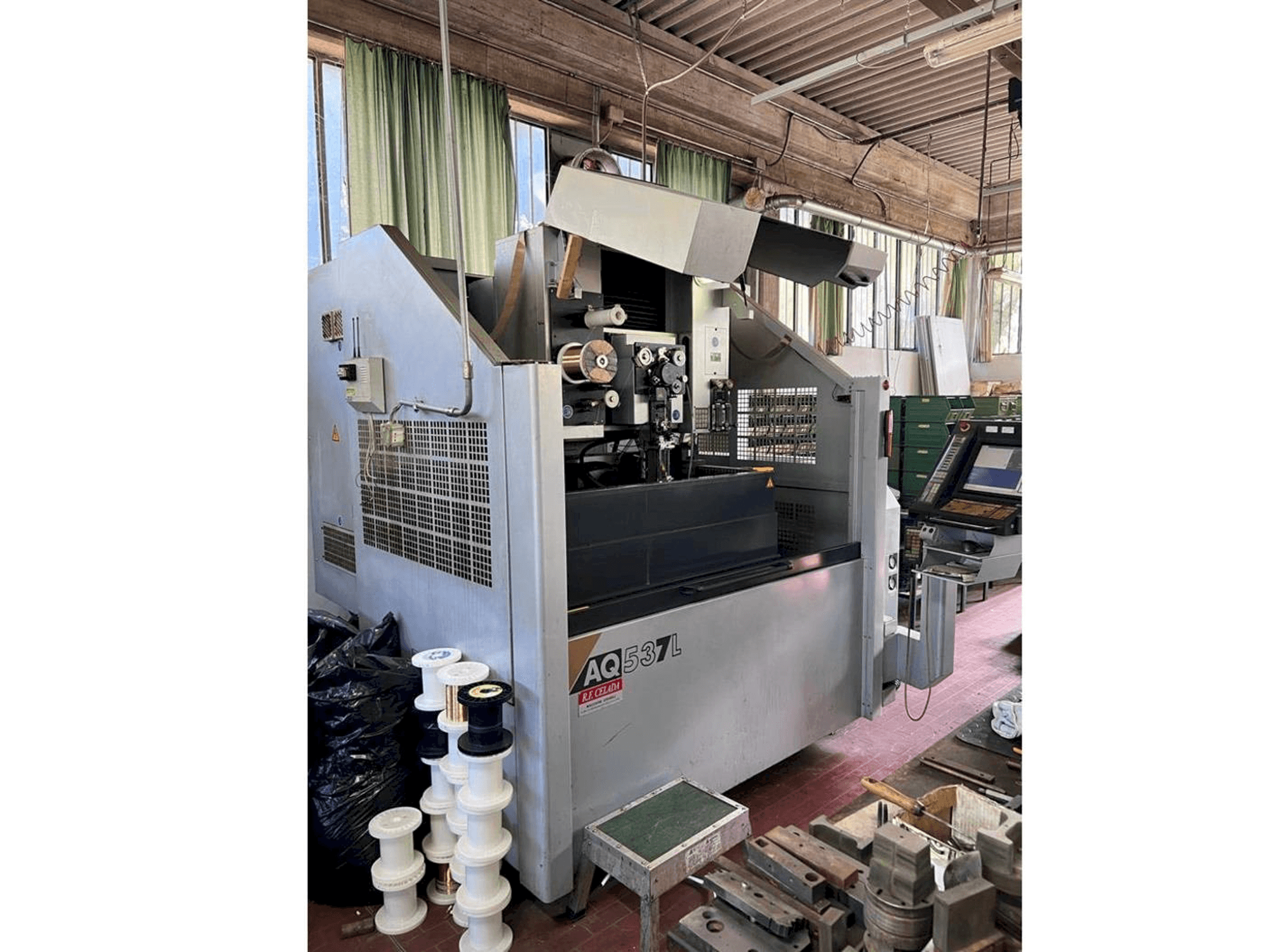 Čelní pohled na Sodick AQ537L stroj