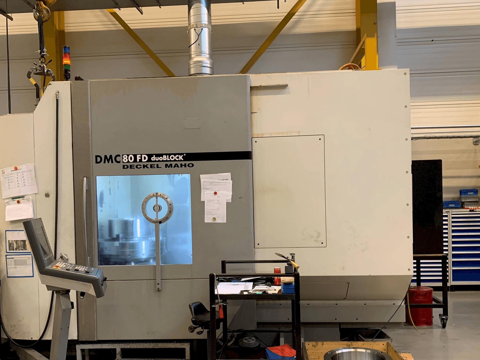 Čelní pohled na DECKEL MAHO DMC 80 FD duoBLOCK stroj