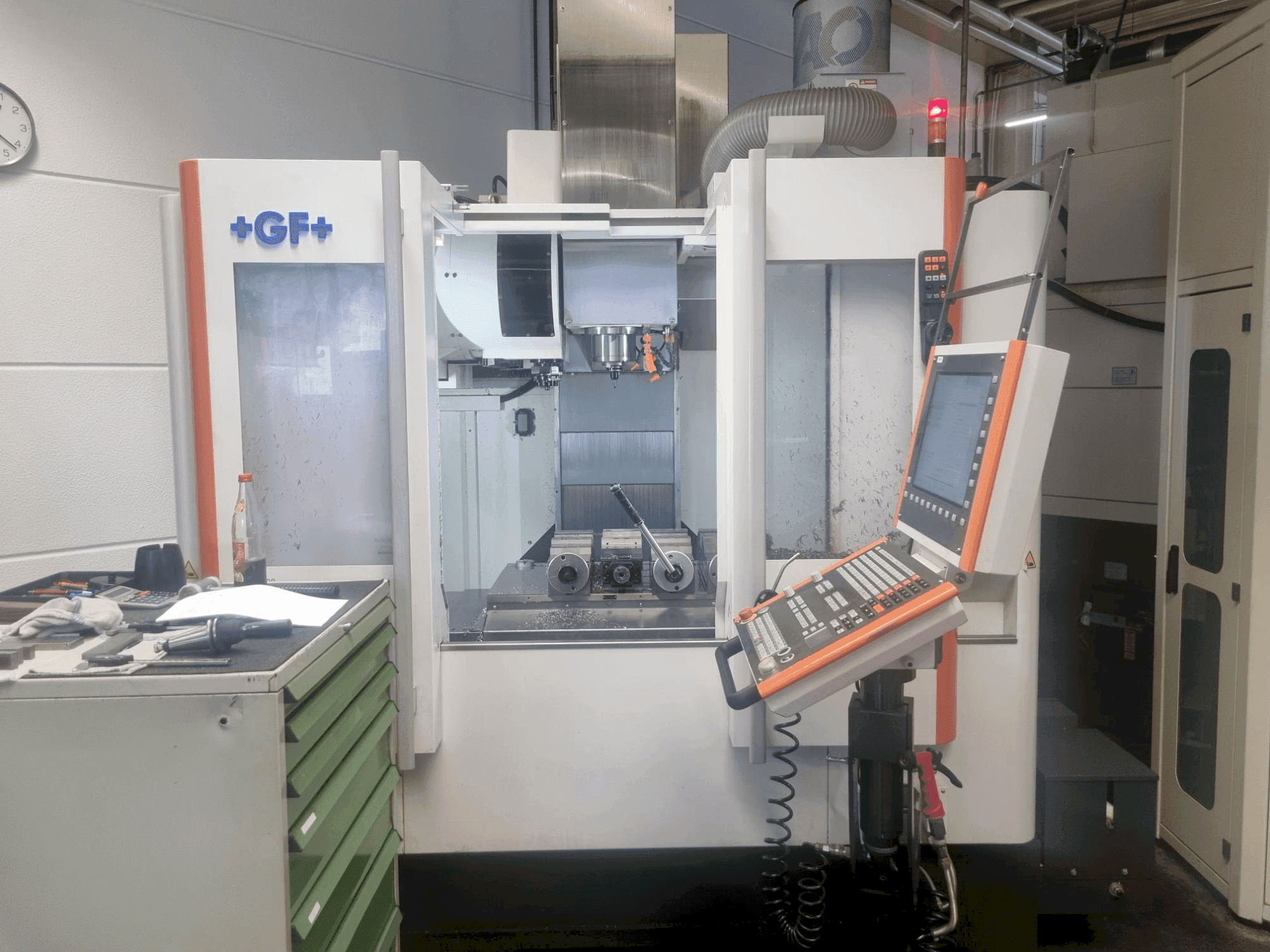 Čelní pohled na MIKRON VCE 800 Pro stroj