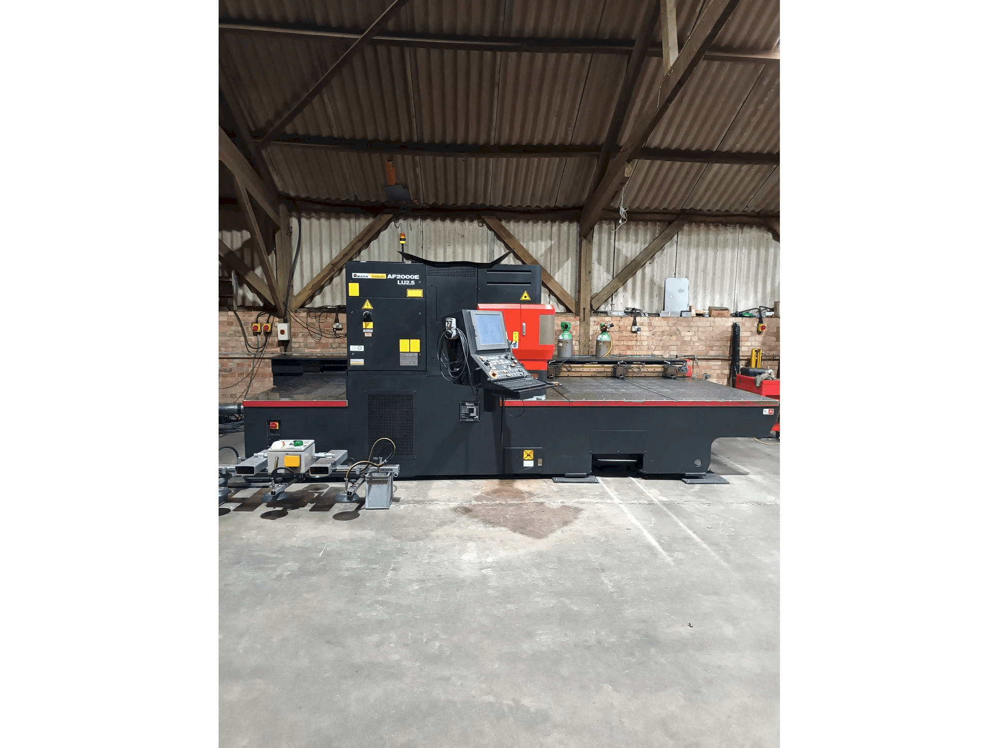 Čelní pohled na AMADA LC 2415 alpha 4 NT stroj