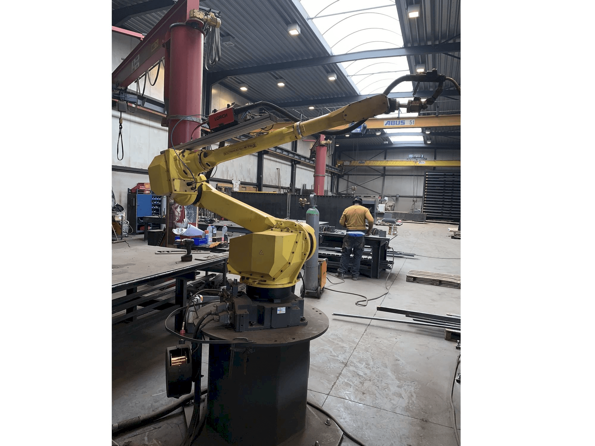 Čelní pohled na FANUC M-710 iC 20L stroj