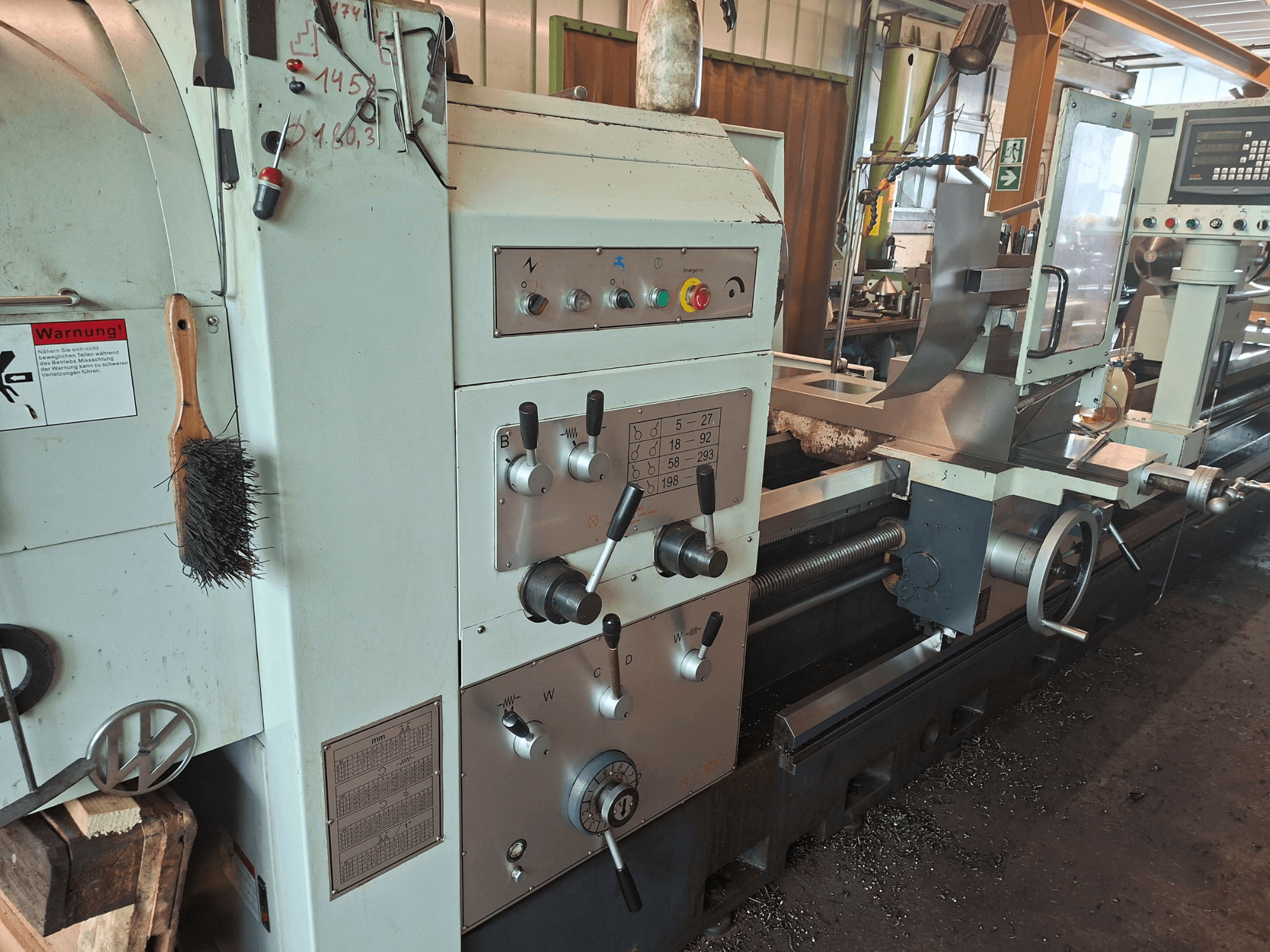 Horizontální soustruh BV-40160 od výrobce „Other“, pohled zepředu znázorňující ovládací panel, kartáč a prostor pro obrábění kovových obrobků.