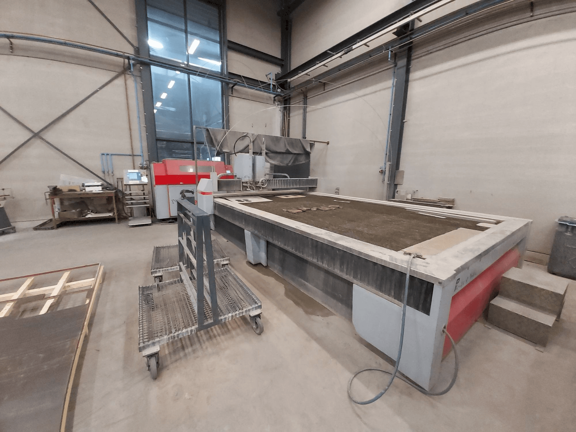 Čelní pohled na Resato PJE-4-4000 waterjet stroj