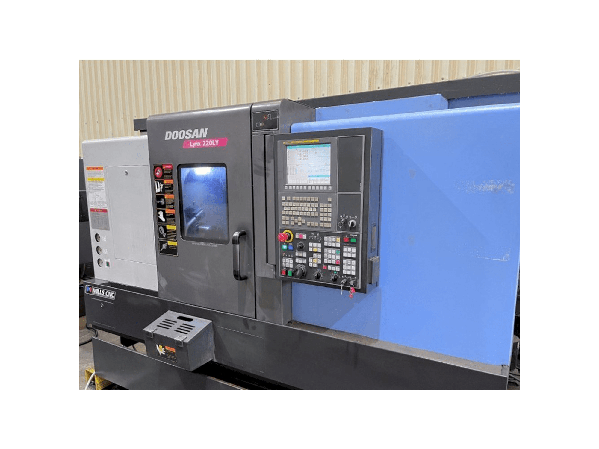 Čelní pohled na Doosan Lynx 220LYC stroj