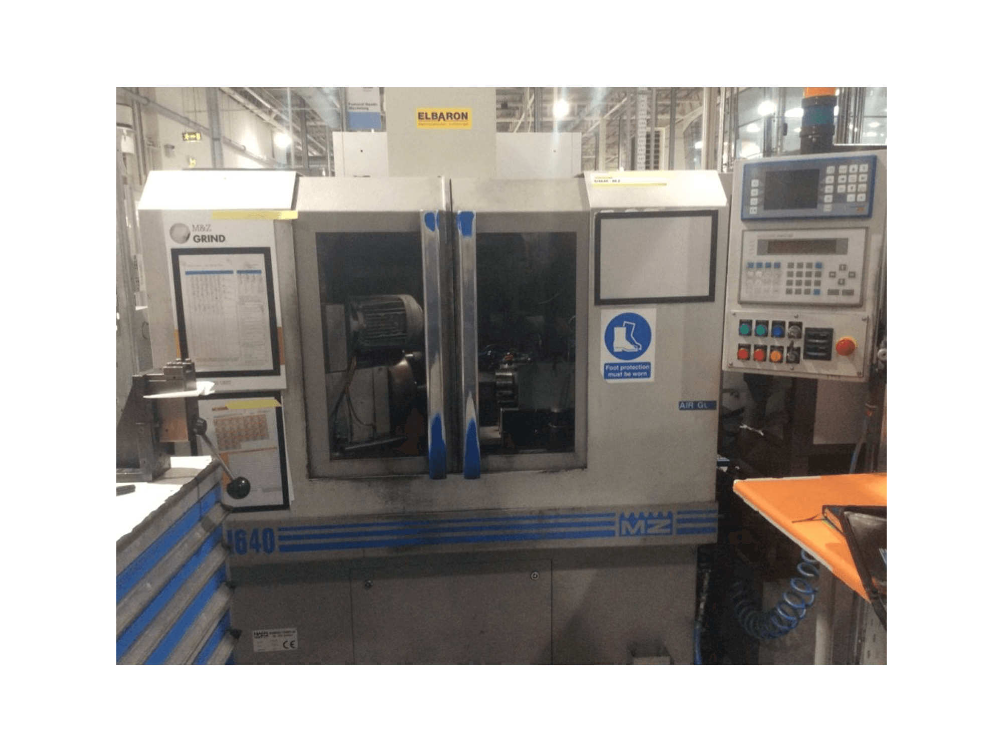 Čelní pohled na Monnier & Zahner M640 CNC stroj