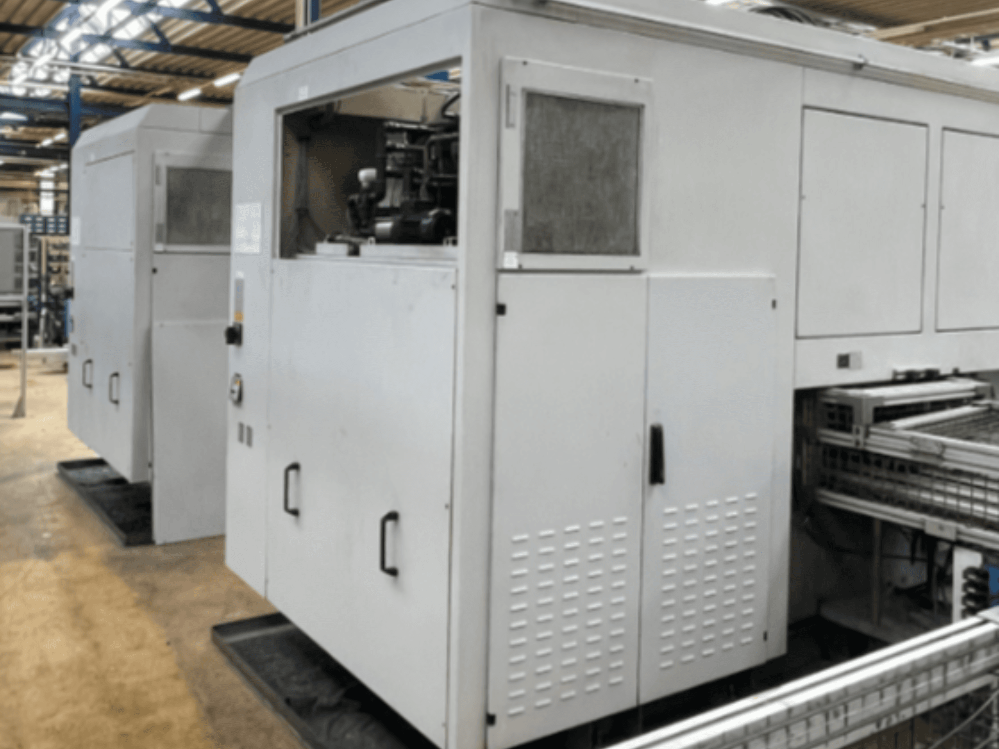 Vertikální soustruh EMAG VSC 200 TWIN OP 40, boční pohled na ovládací panel a chladicí systém.