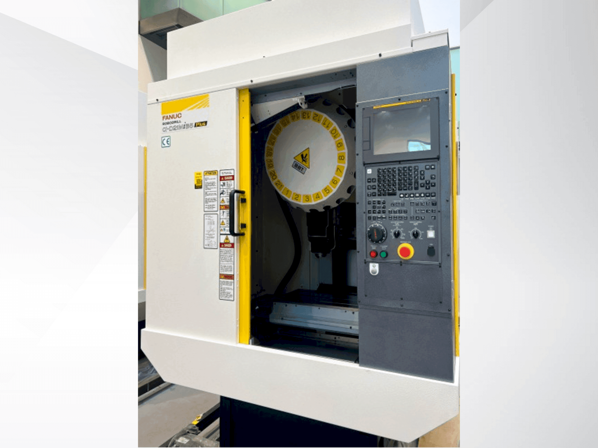 Čelní pohled na FANUC ROBODRILL α-D21MiB5P stroj