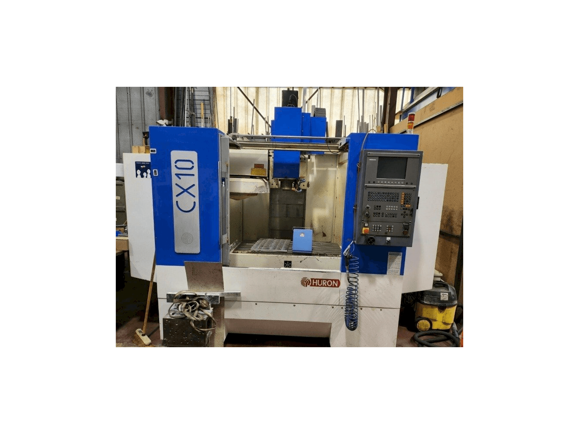 Čelní pohled na Huron CX10 stroj