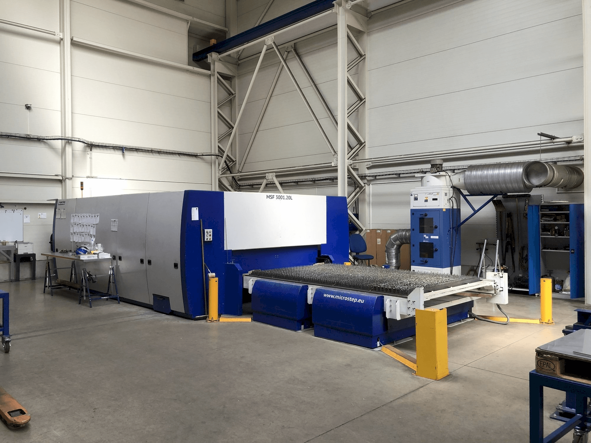 Levý boční pohled na MicroStep MSF 3001.20L stroj