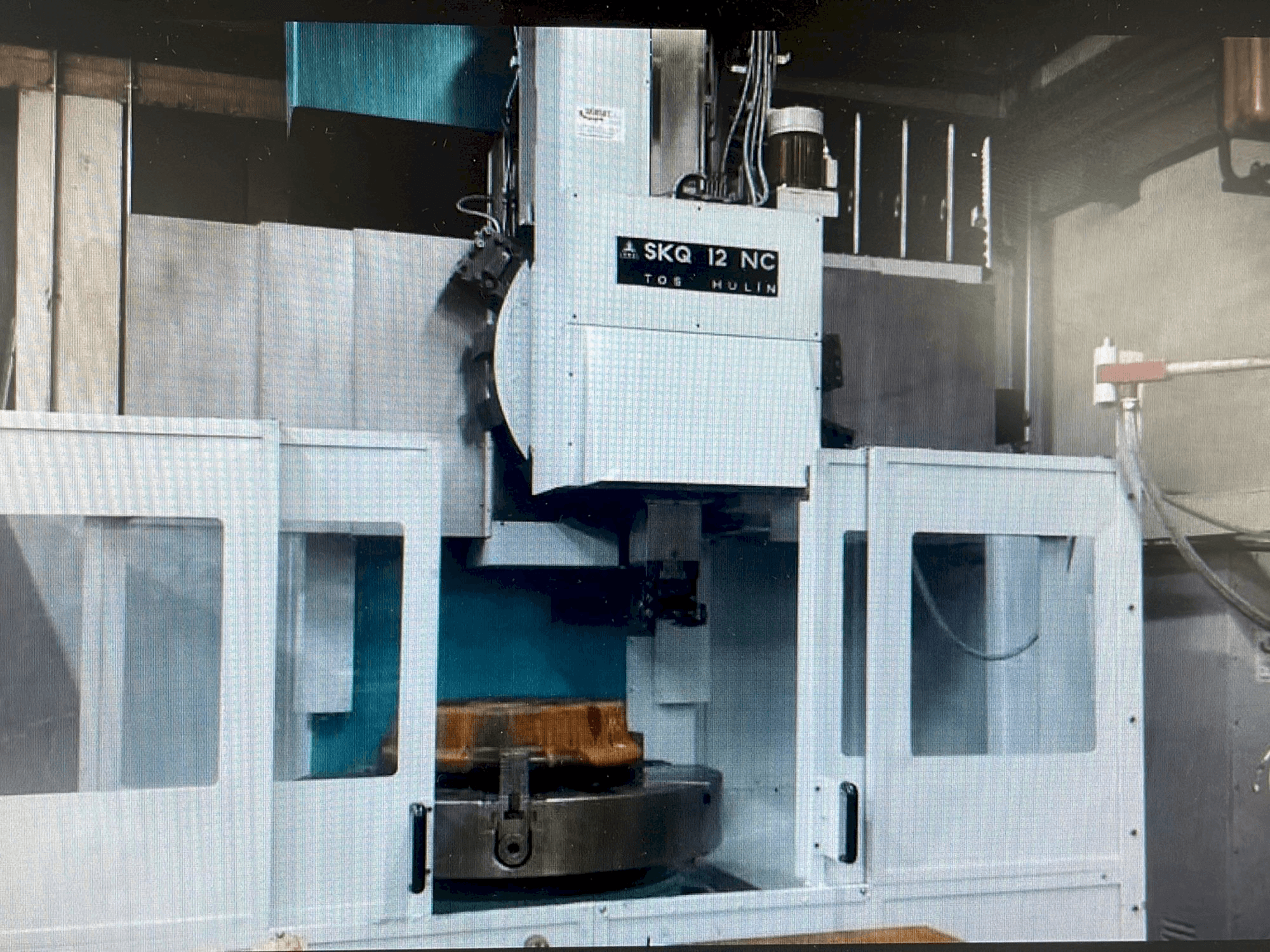Čelní pohled na TOS SKQ 12 NC stroj