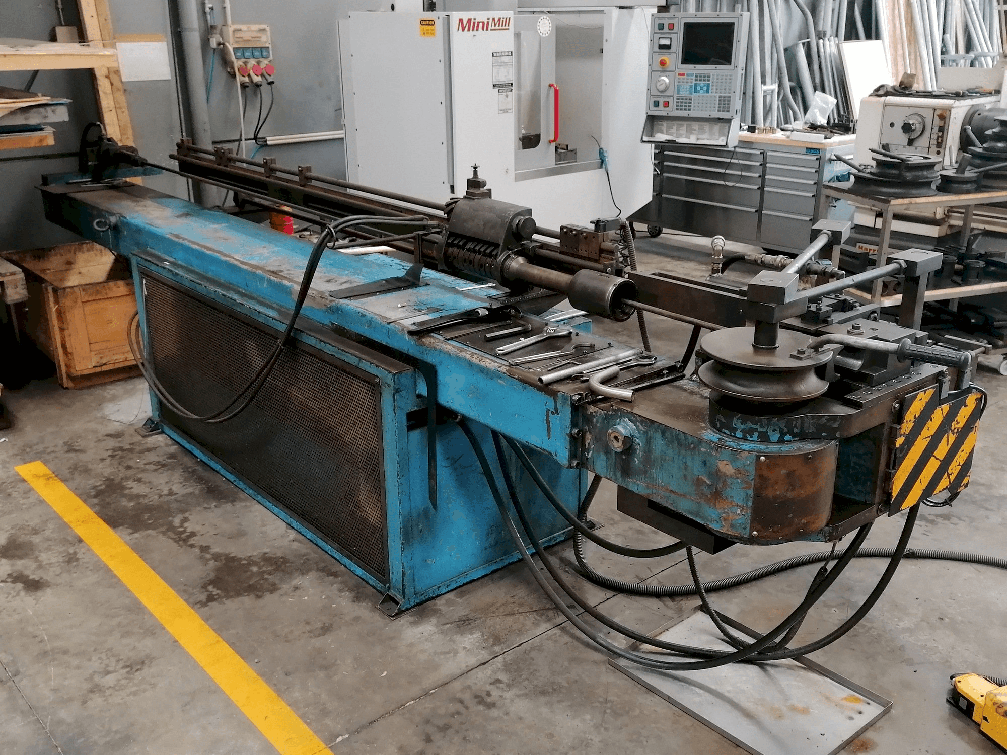 Čelní pohled na Amob CH69 stroj