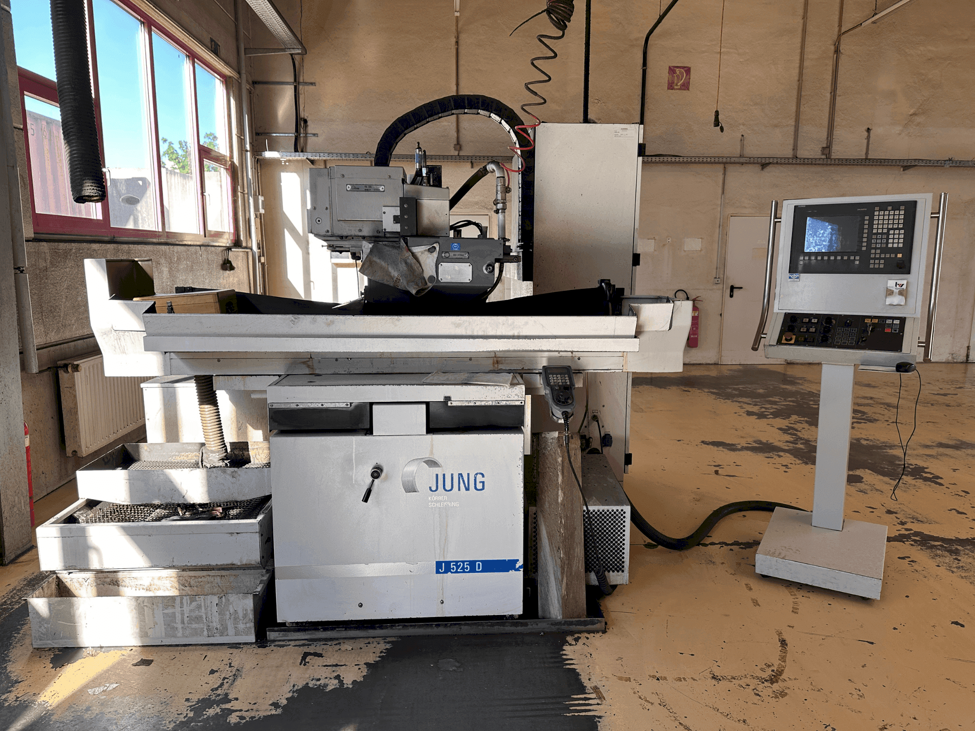 Čelní pohled na JUNG J 525-D stroj
