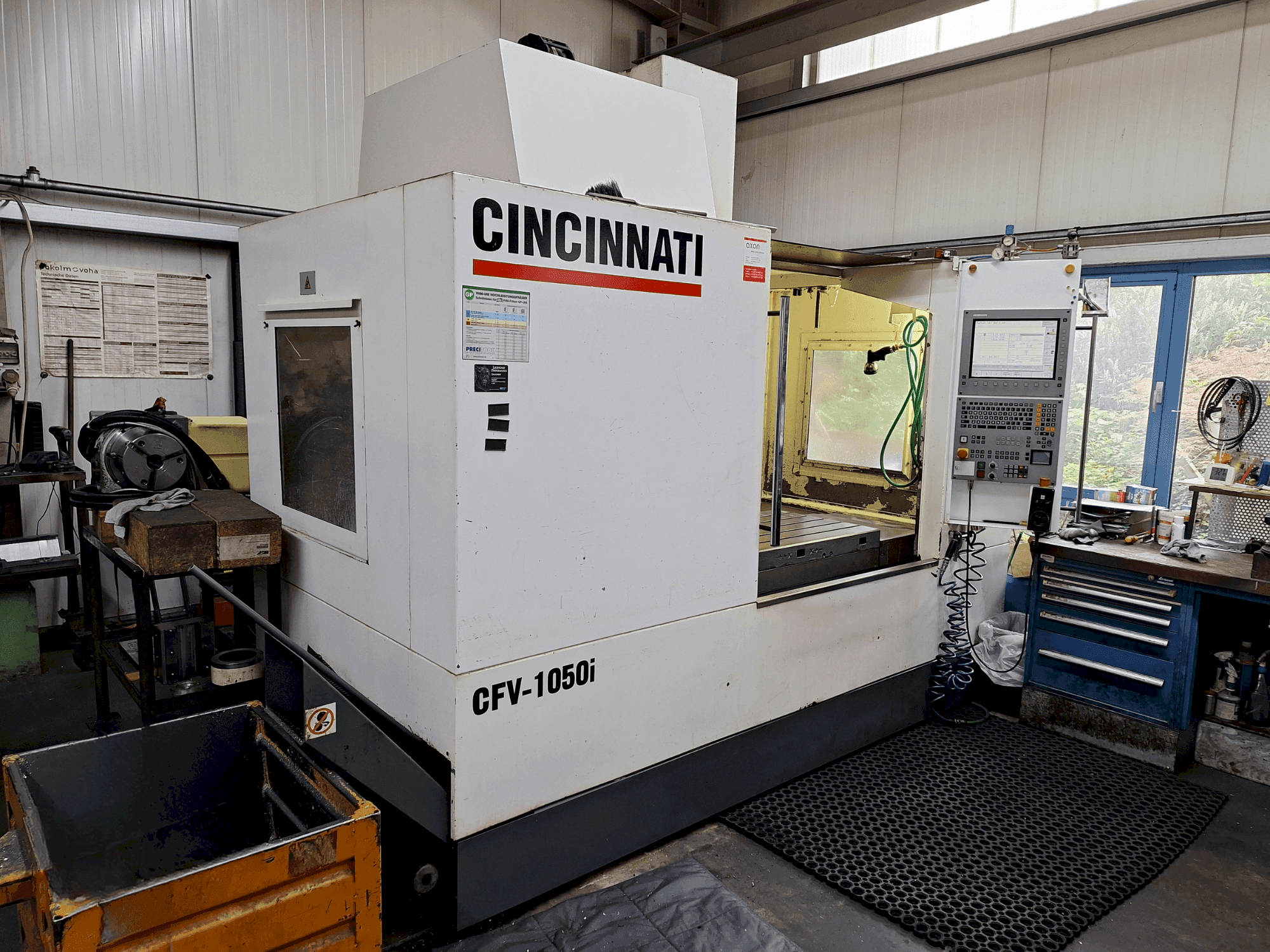 Čelní pohled na Cincinnati CFV-1050i stroj