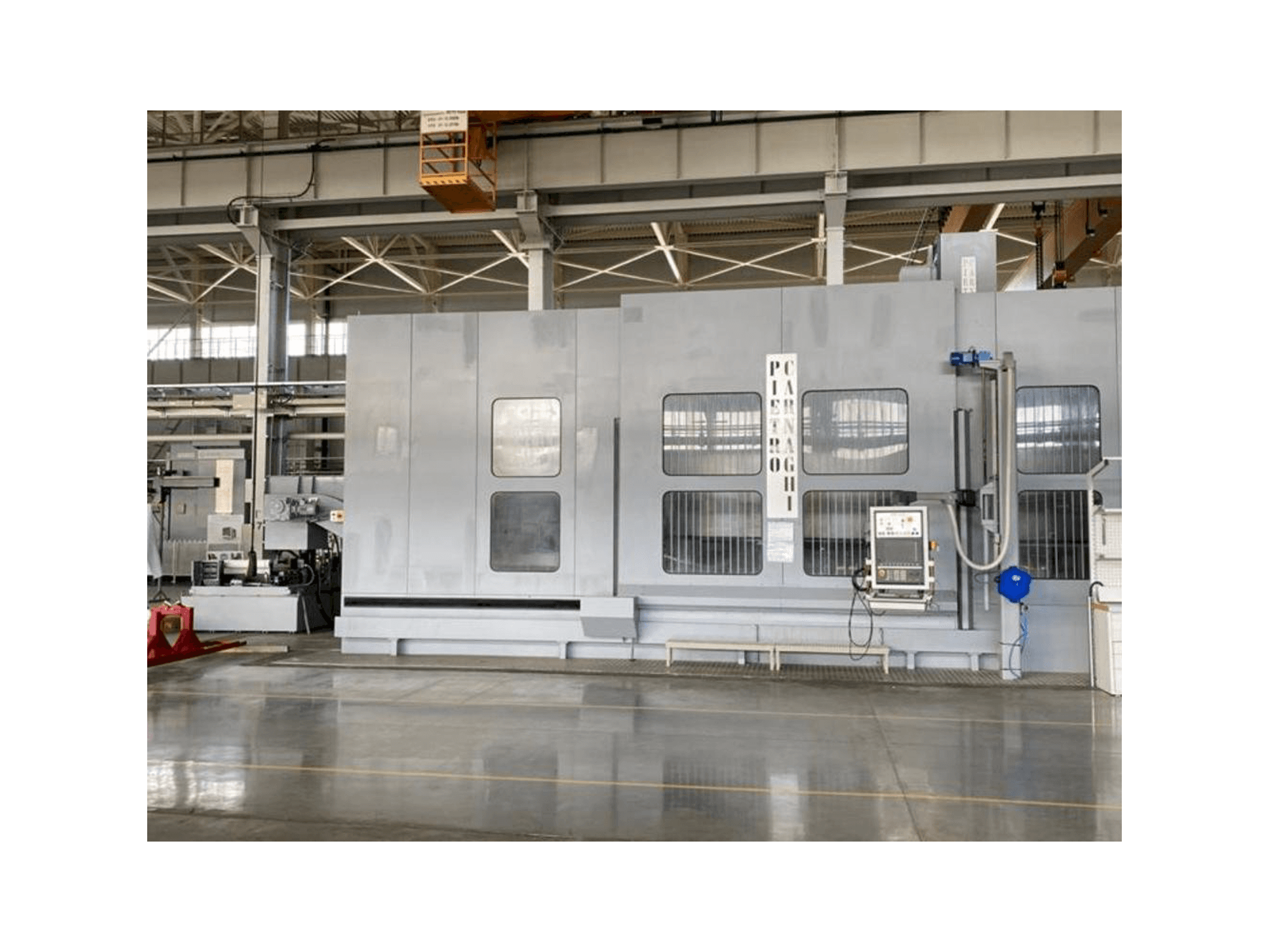 Čelní pohled na PIETRO CARNAGHI AC 32TM 2800 stroj