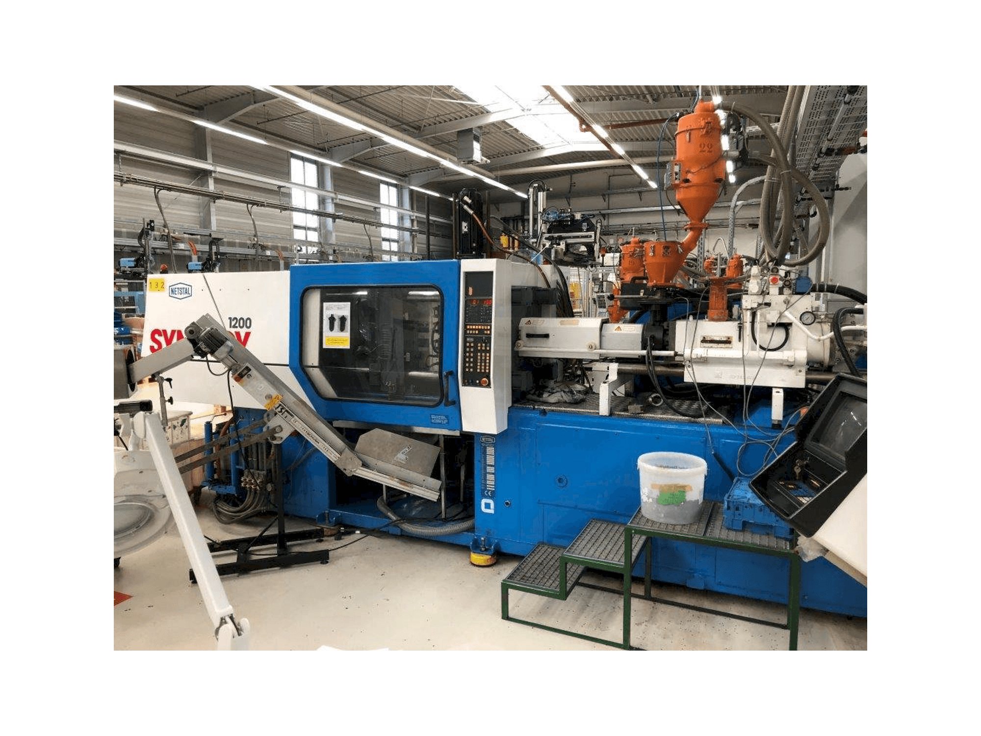 Čelní pohled na Netstal Synergy S1200-230 stroj