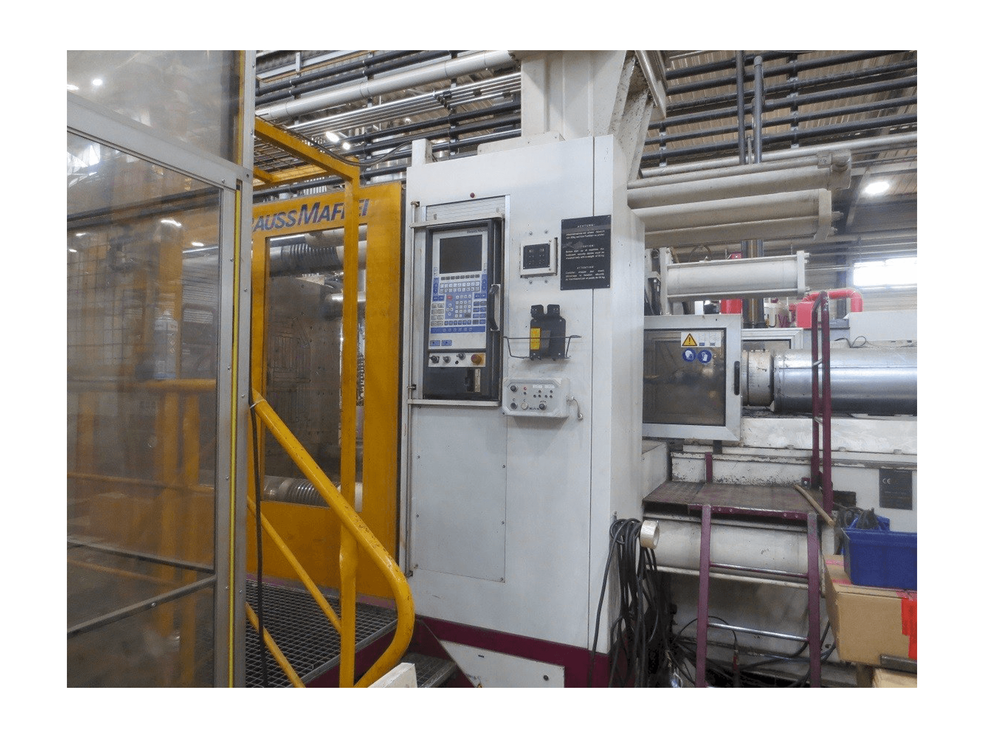 Čelní pohled na Krauss Maffei 1600-14700 MC stroj