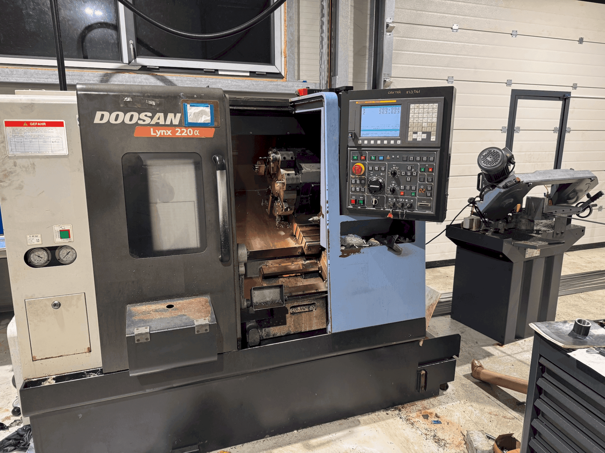 Čelní pohled na DOOSAN Lynx 220 Alpha stroj