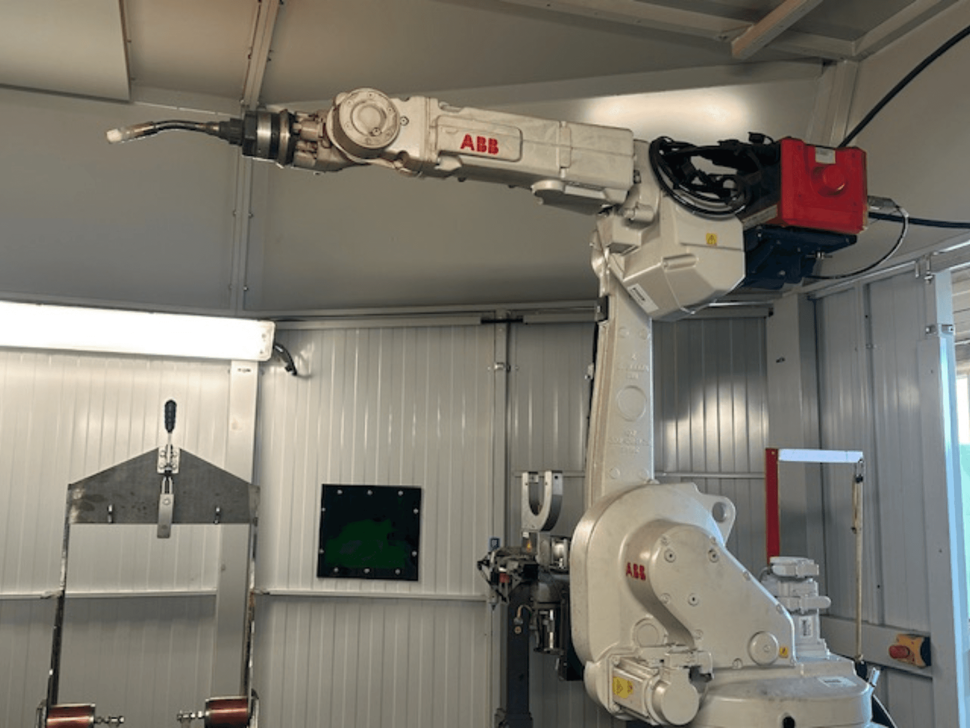 ABB Schweißroboter Flex Arc - boční pohled na robotické rameno se svařovacím nástrojem s detaily, jako je ovládací panel a kabely.