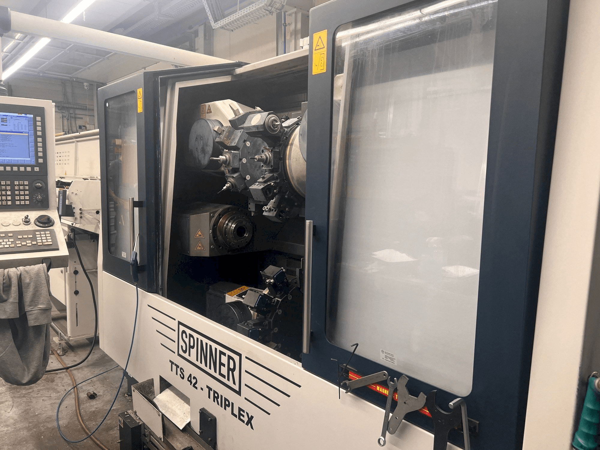 Čelní pohled na SPINNER TTS 42 stroj
