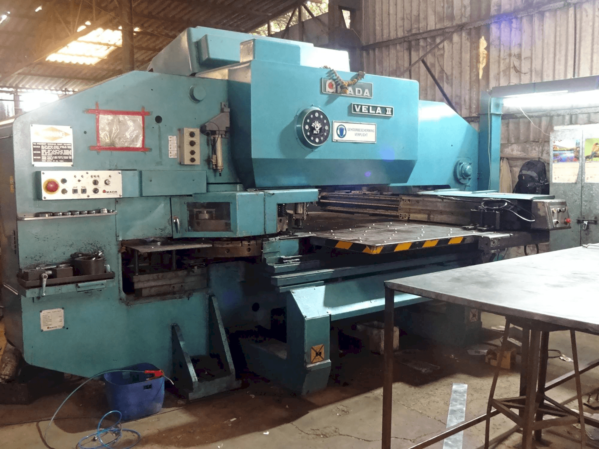 Levý pohled na AMADA VELA II 355 stroj