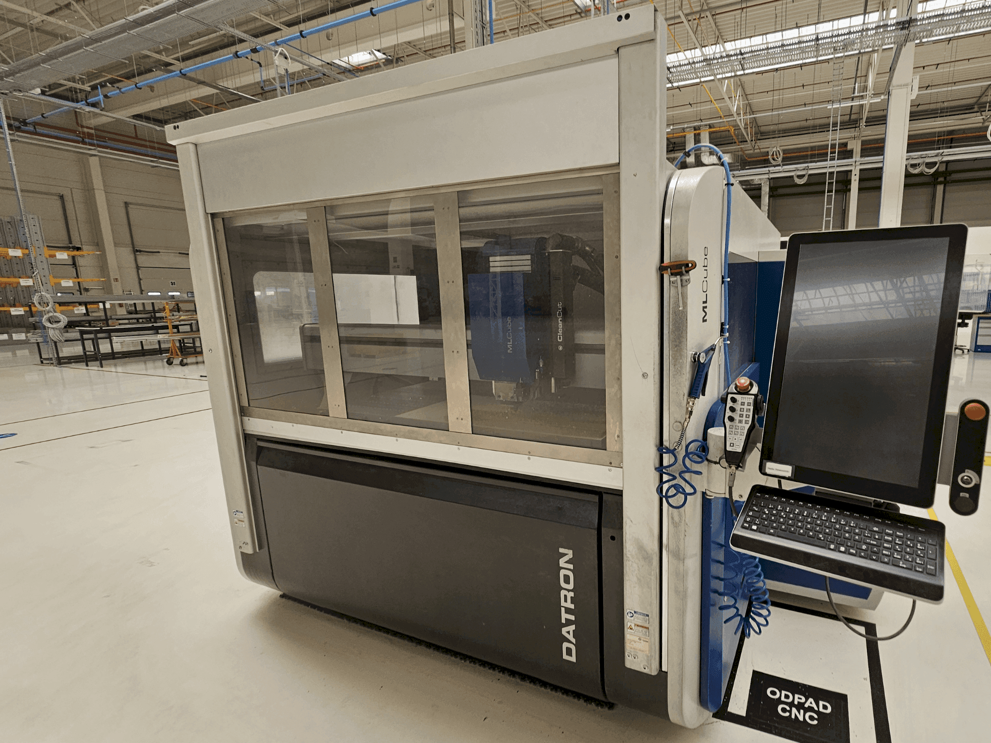 Čelní pohled na Datron MLCube B LS stroj