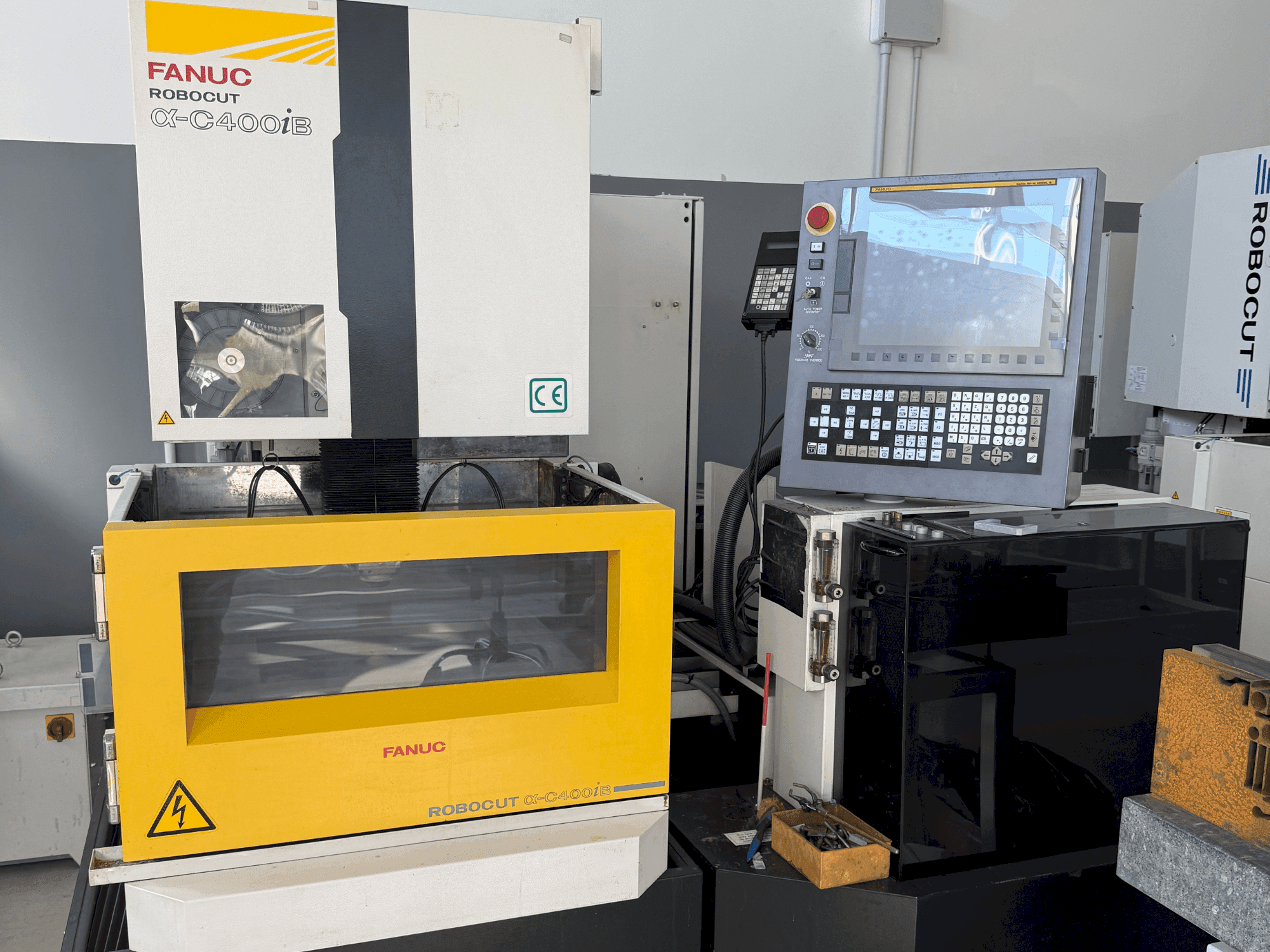 Čelní pohled na FANUC Robocut alpha-C400iB stroj