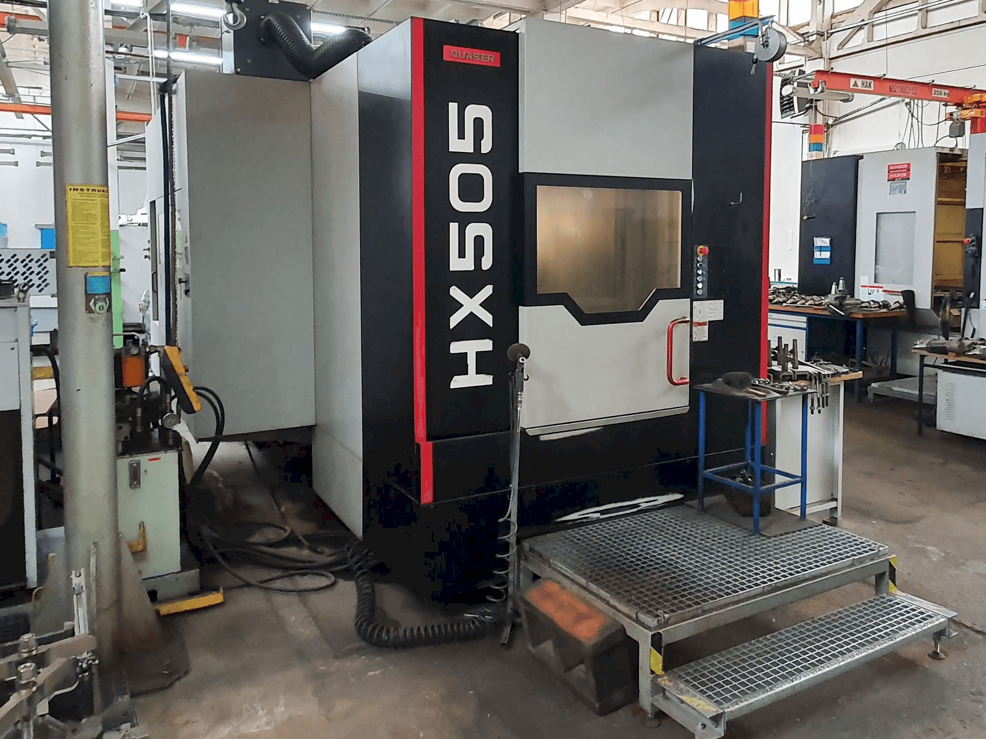 Čelní pohled na Quaser HX505 AP stroj