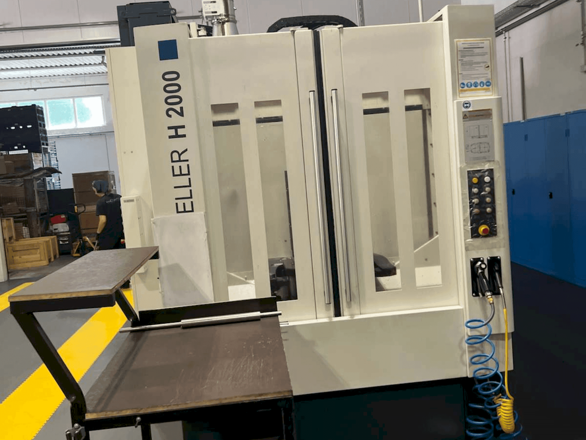 Čelní pohled na HELLER H2000 stroj