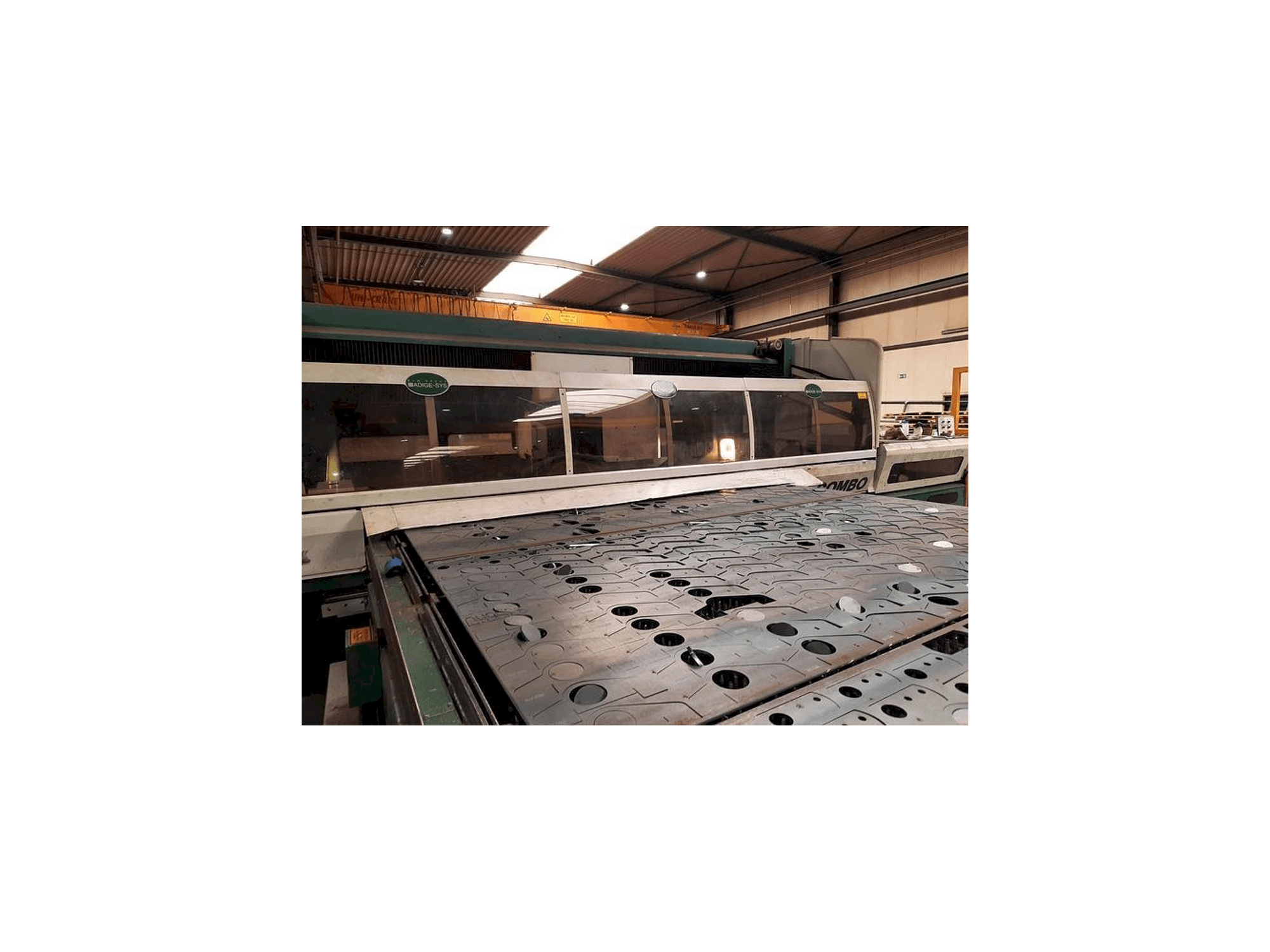 Čelní pohled na ADIGE SYS LT COMBO stroj