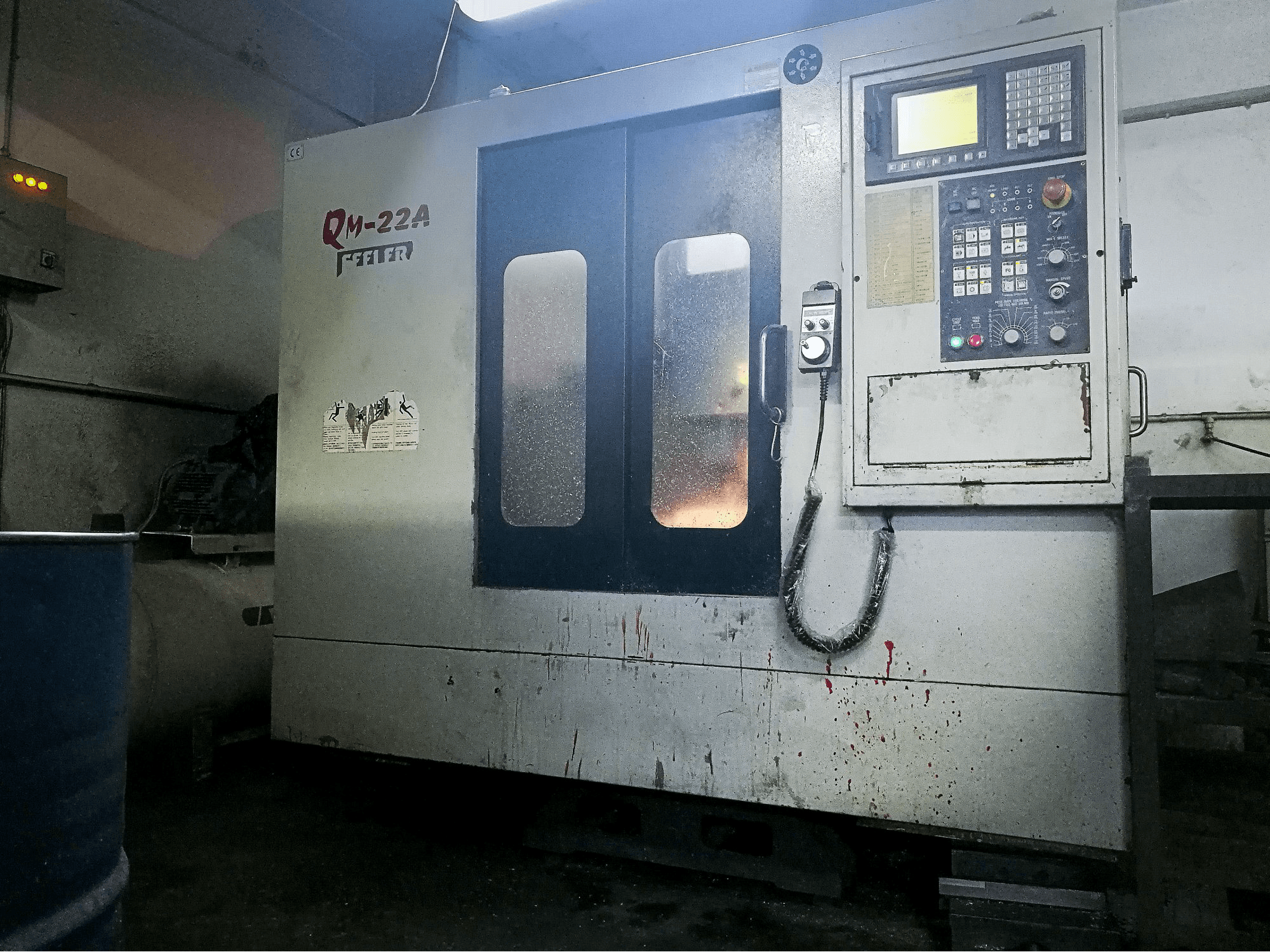 Čelní pohled na Feeler QM-22A stroj