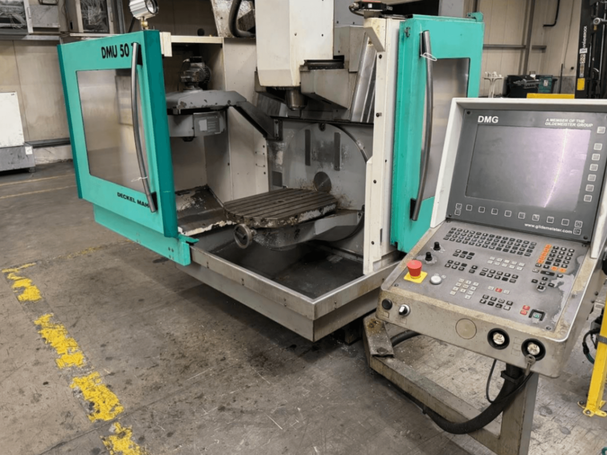 Frézka DMG DMU 50 s otevřenými dveřmi, na kterých je vidět interiér a ovládací panel, pohled zepředu.