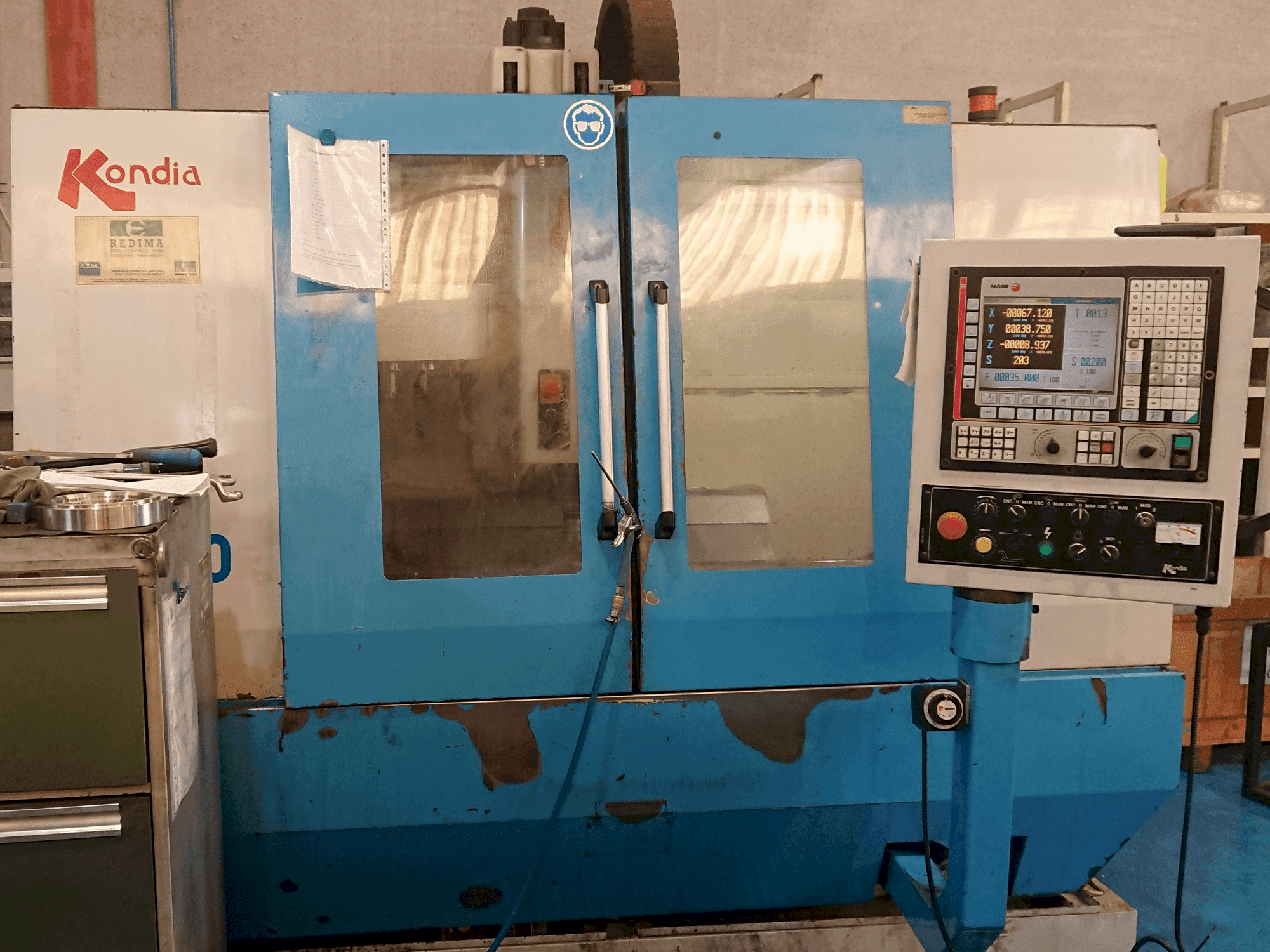 Čelní pohled na KONDIA B-1050 stroj