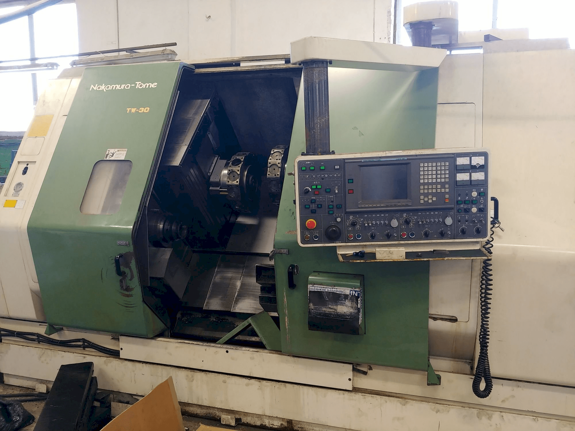 Čelní pohled na NAKAMURA-TOME TW-30 stroj