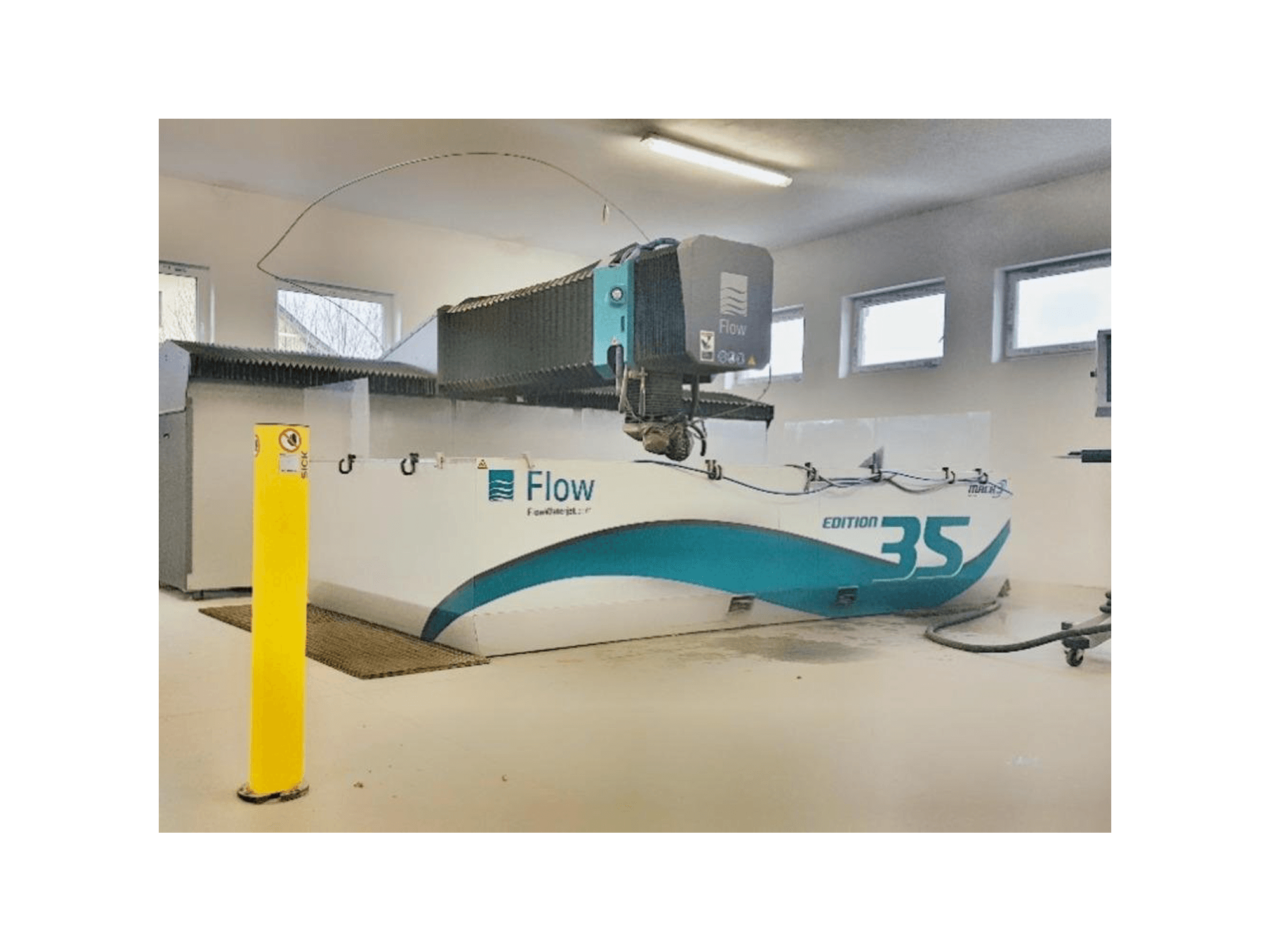 Čelní pohled na Flow MACH 3-4020b Edition 35 stroj