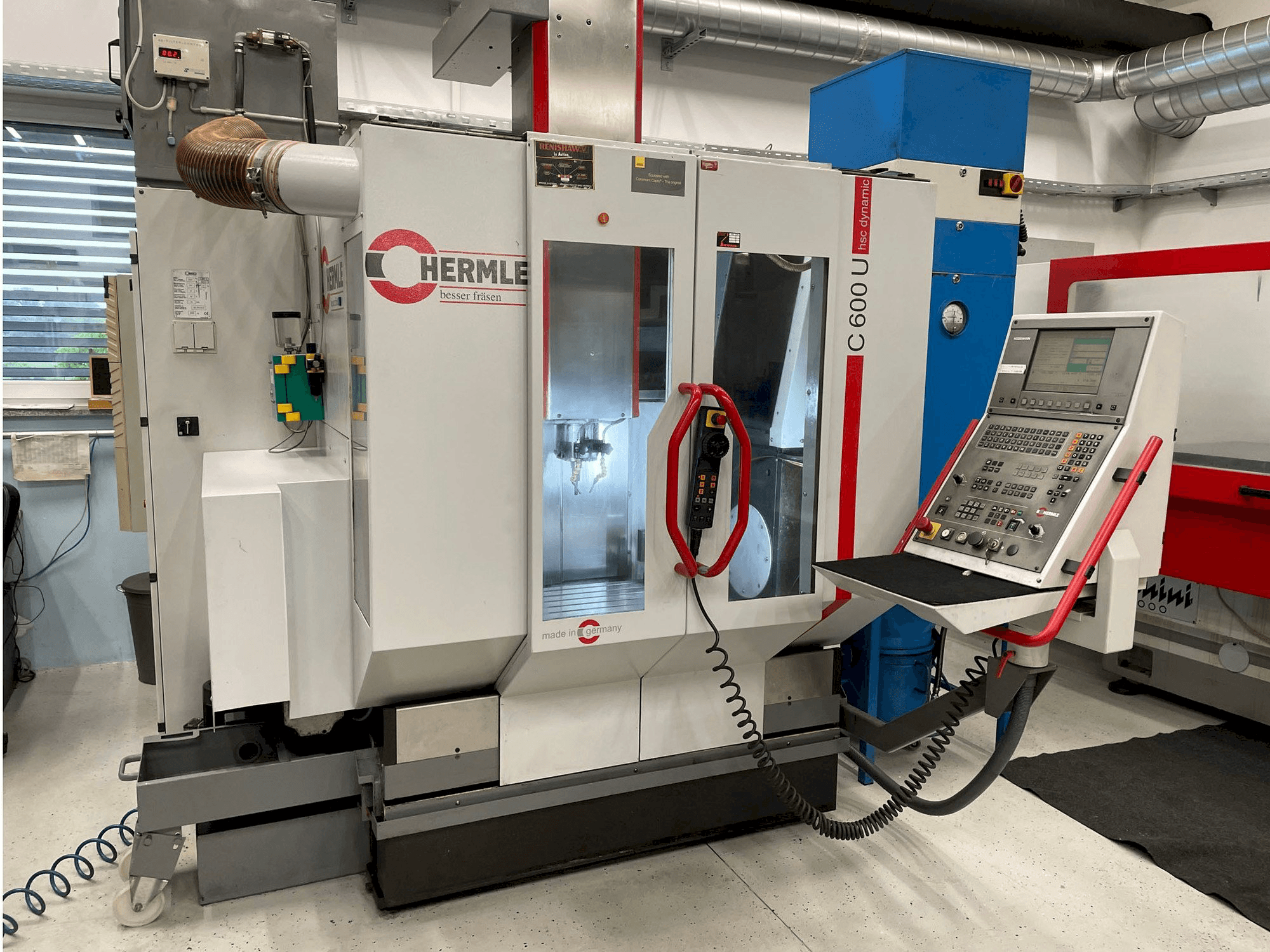 Čelní pohled na HERMLE C600U stroj
