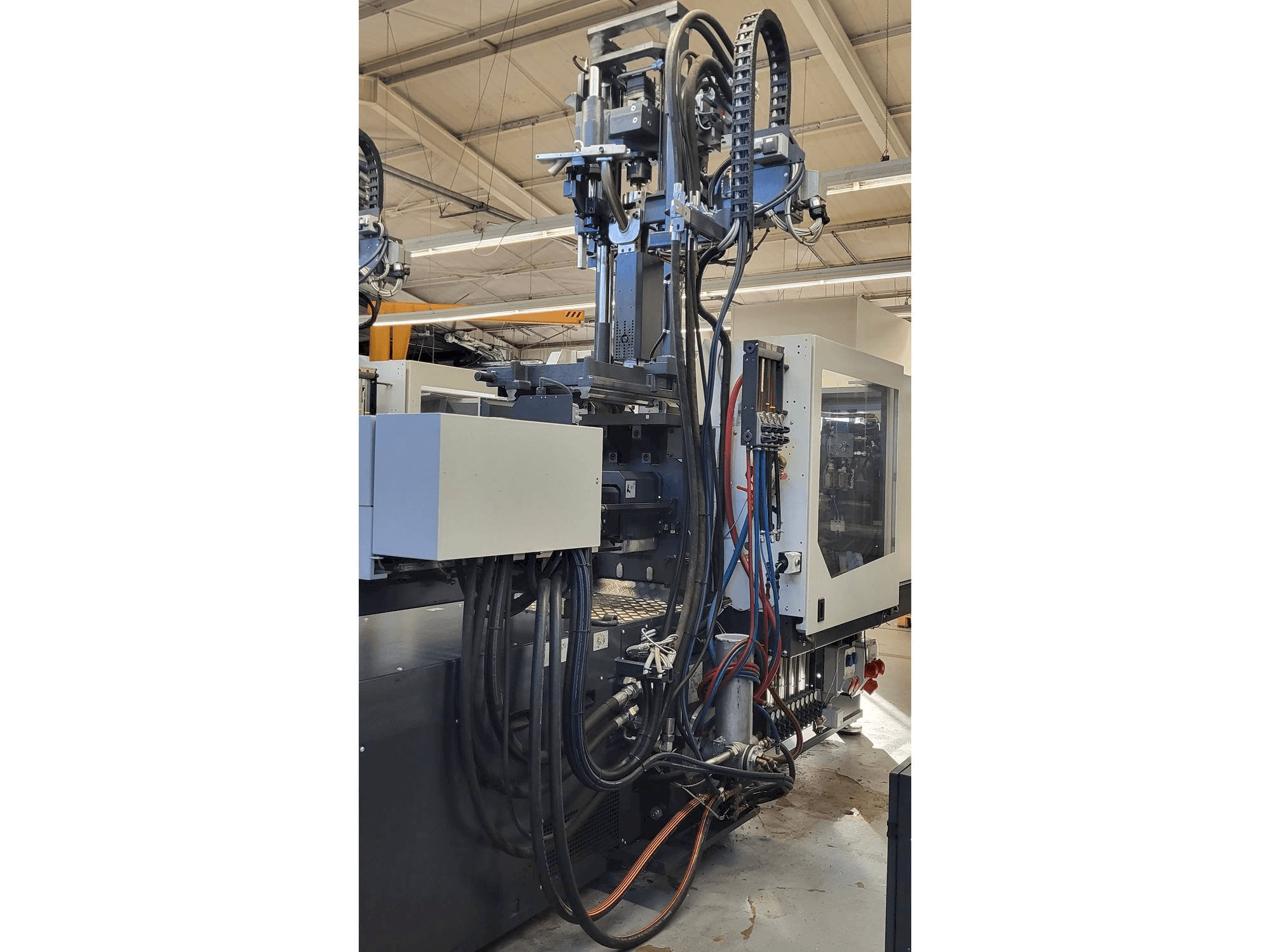 Levý boční pohled na Sumitomo SHI DEMAG Systec Multi 120/470-200h/80V stroj