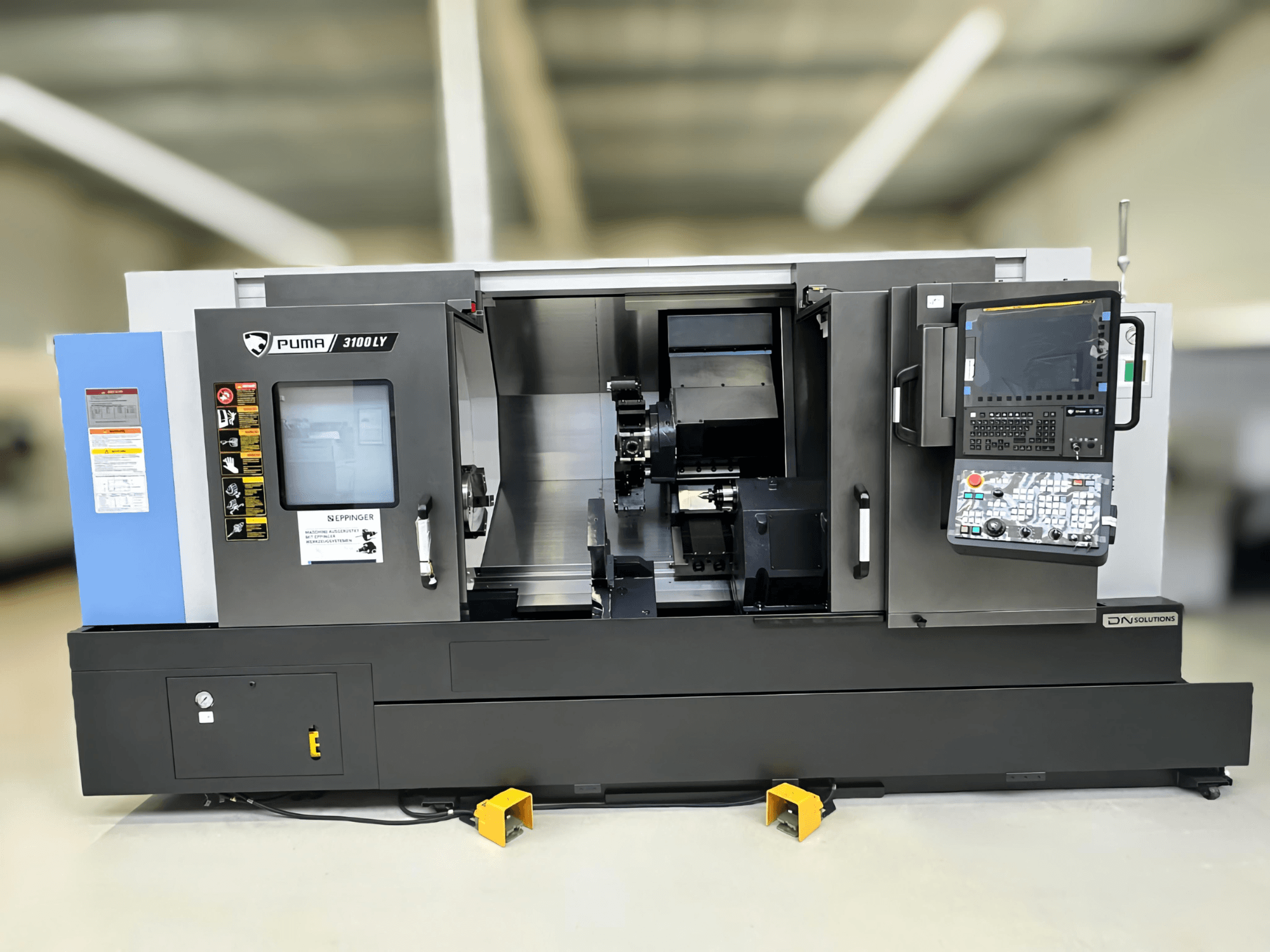 Pohled zepředu na soustružnické centrum DN SOLUTIONS Puma 3100 LY s ovládacím panelem, vřetenem a ovládacími prvky.