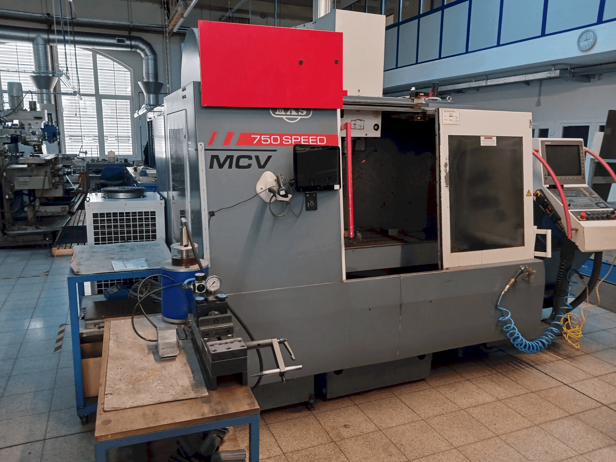 Čelní pohled na KOVOSVIT MAS MCV 750 Speed stroj